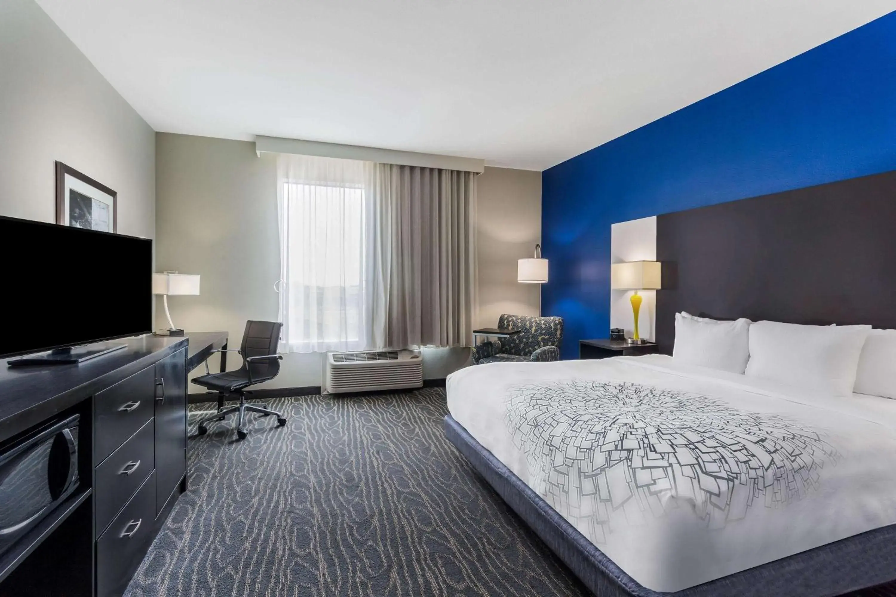 King Room with Bath Tub - Mobility/Hearing Accessible - Non-Smoking in La Quinta by Wyndham Odessa North - Sienna Tower King Room with Bath Tub - Mobility/Hearing Accessible - Non-Smoking in La Quinta by Wyndham Odessa North - Sienna Tower