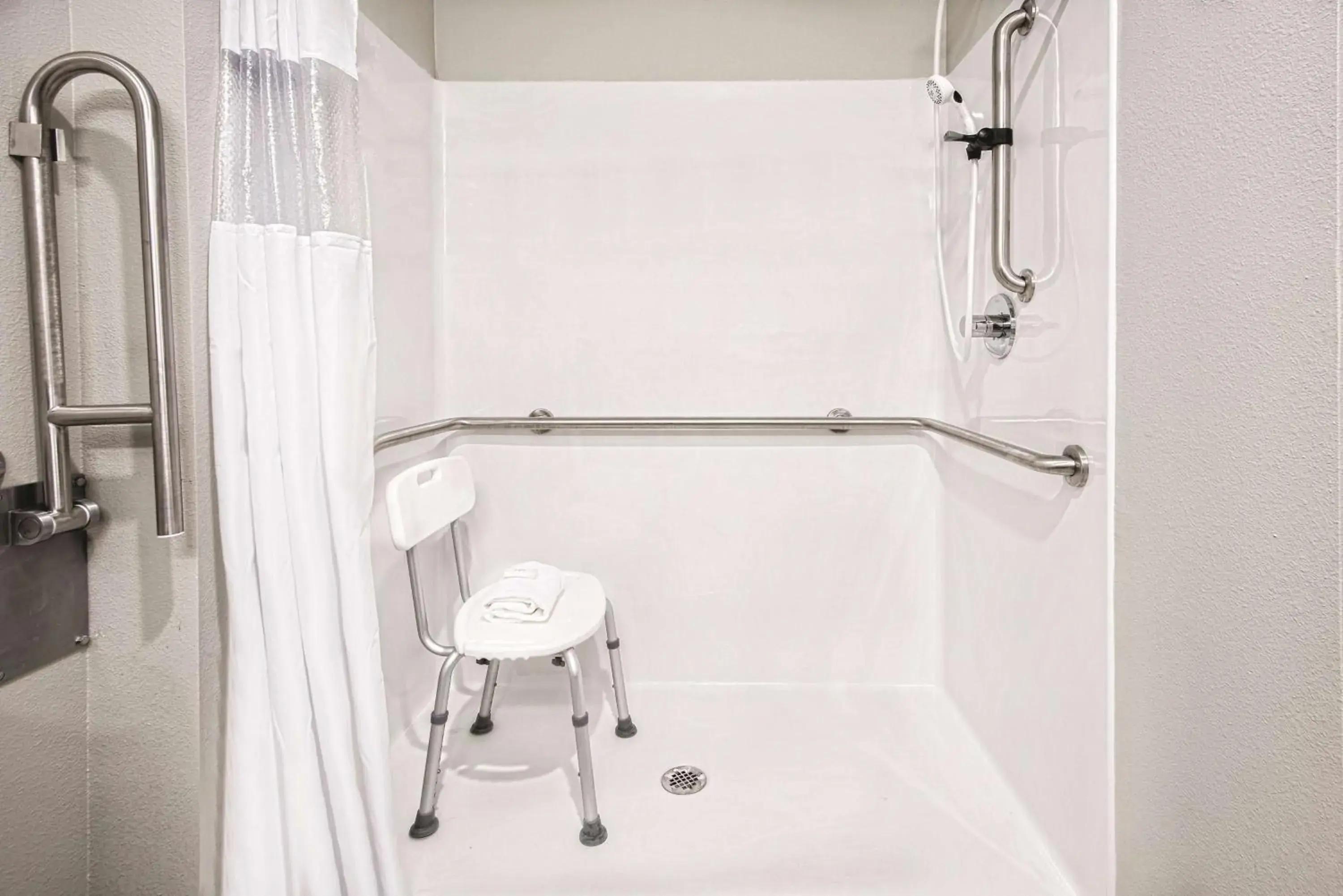 Deluxe King Room with Roll-In Shower - Mobility/Hearing Accessible - Non-Smoking in La Quinta by Wyndham Odessa North - Sienna Tower Deluxe King Room with Roll-In Shower - Mobility/Hearing Accessible - Non-Smoking in La Quinta by Wyndham Odessa North - Sienna Tower