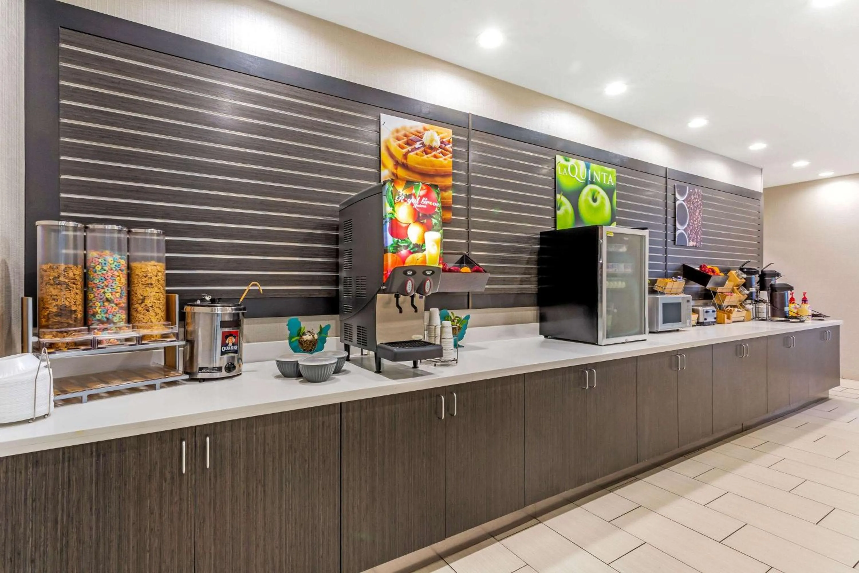 Restaurant/places to eat in La Quinta by Wyndham Odessa North - Sienna Tower