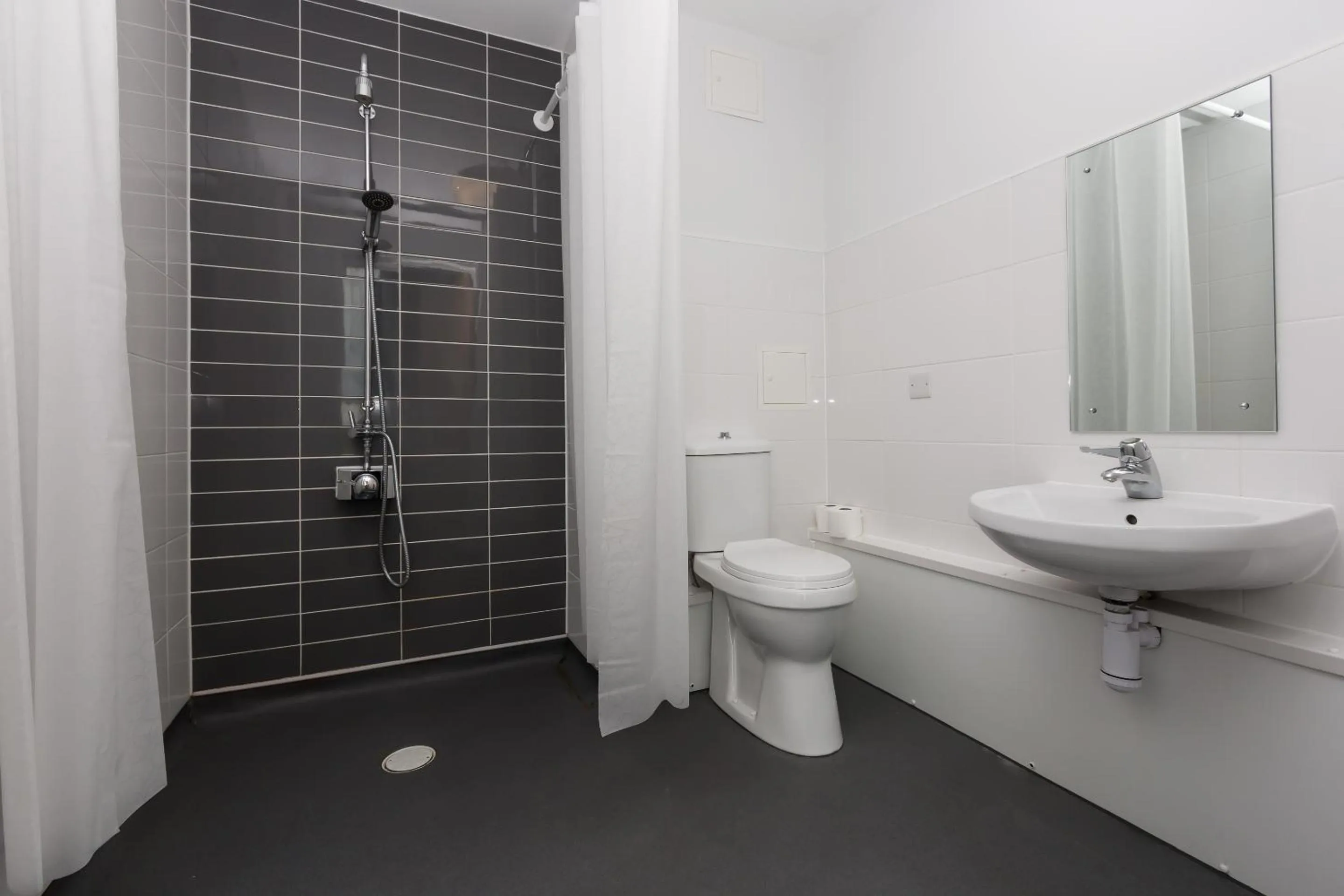Shower in Destiny Student - Holyrood (Brae House)