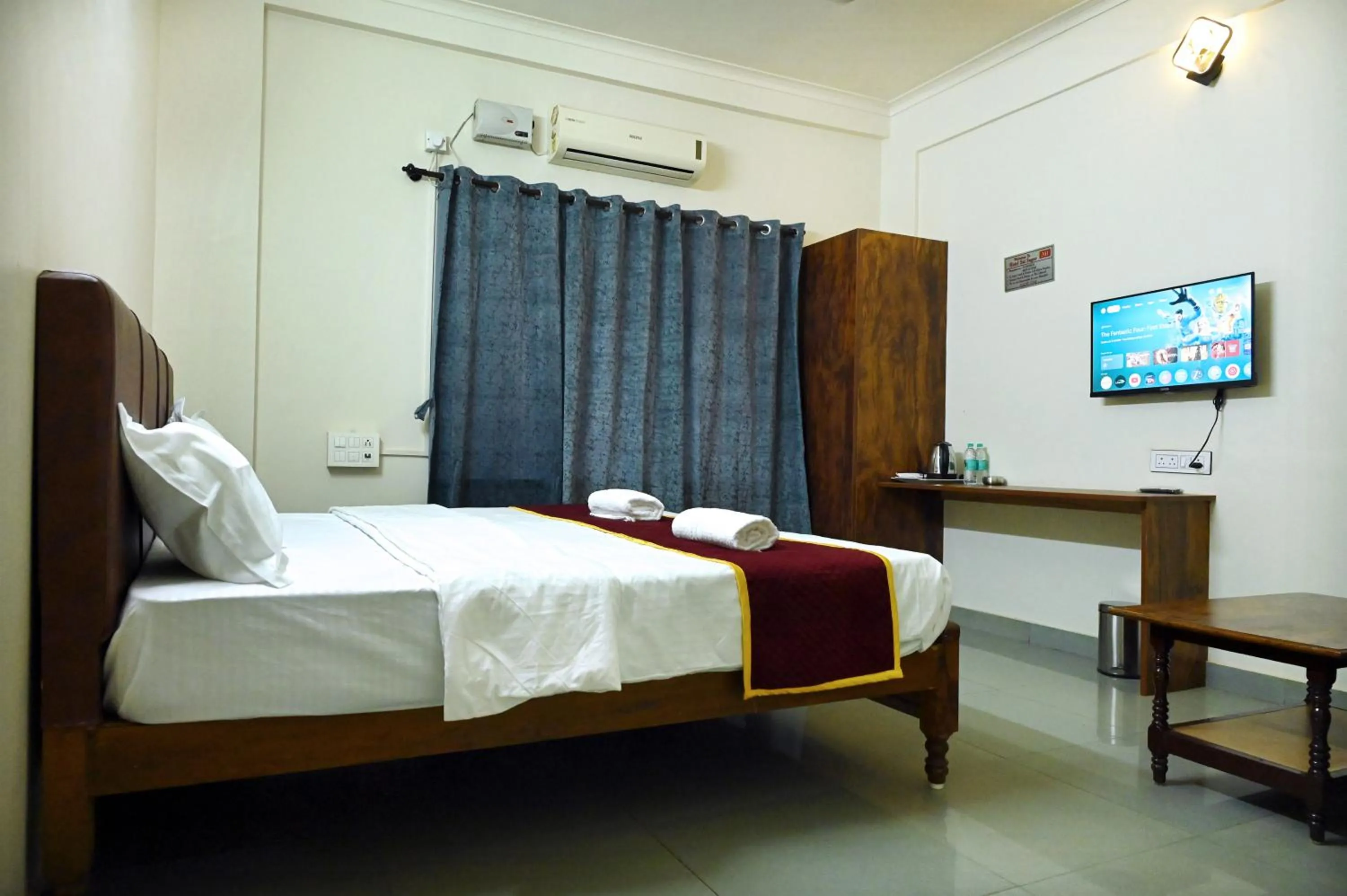 Communal lounge/ TV room, Bed in Hotel Sai Sagar