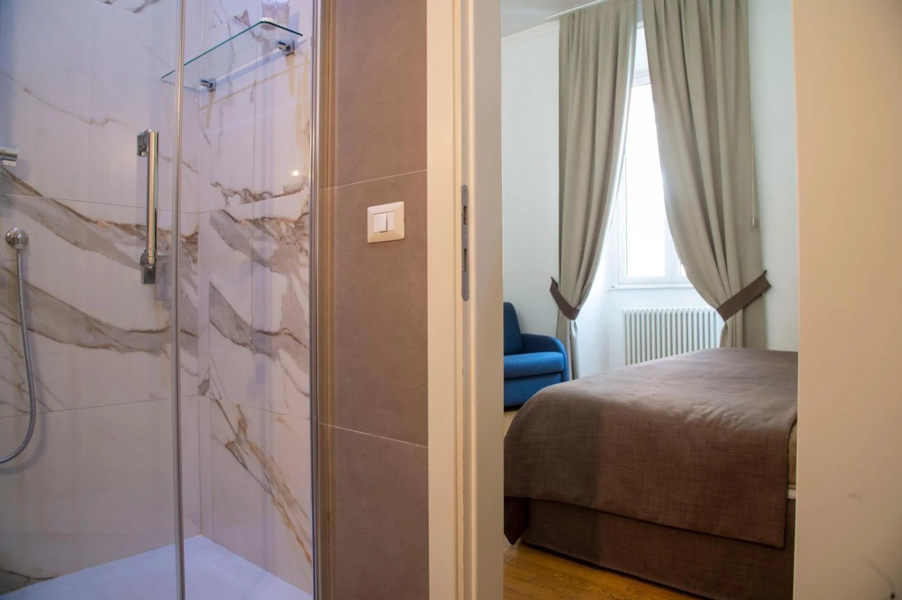 Shower, Bed in Rome Armony Suites