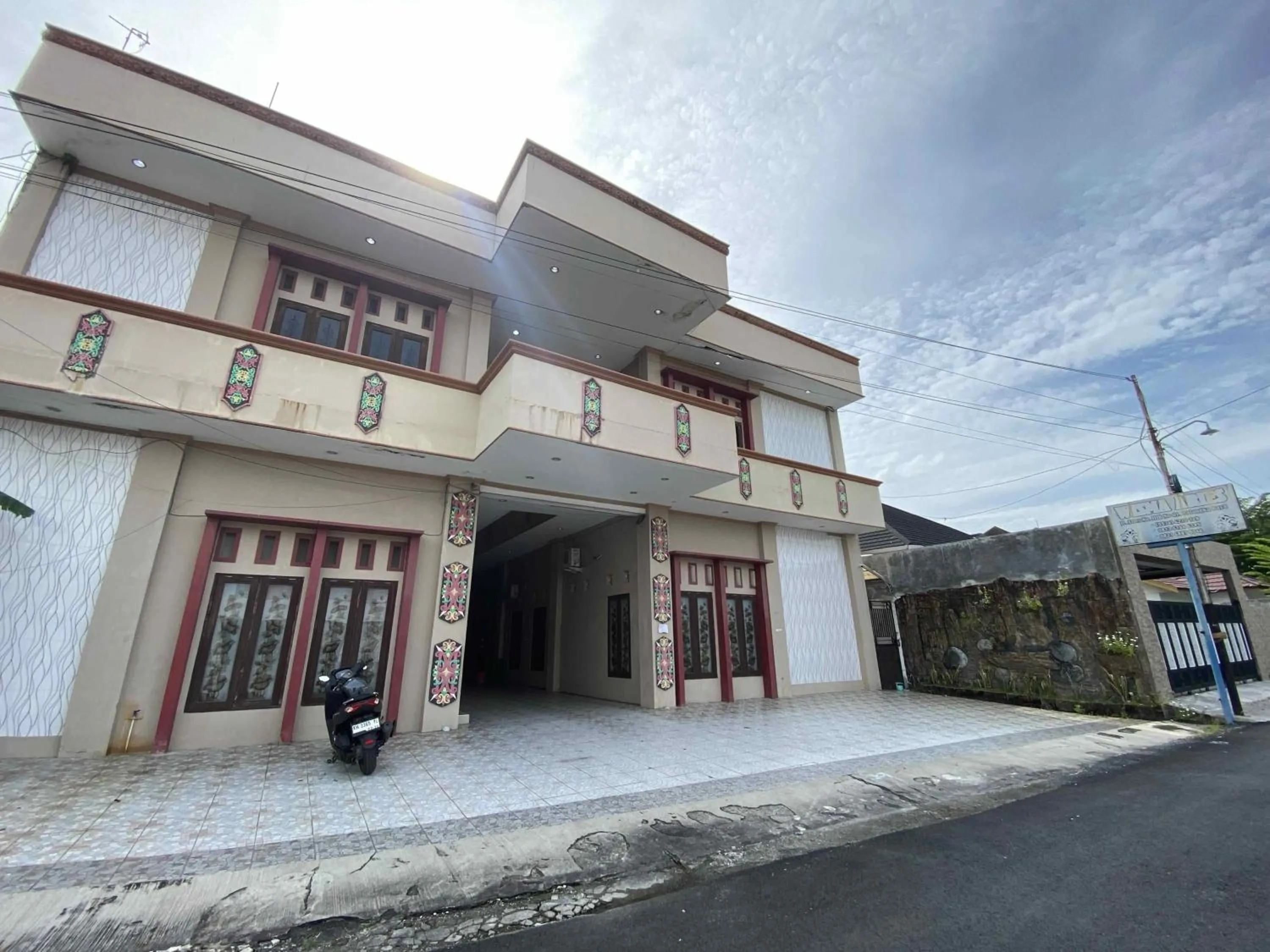 Facade/entrance in Hotel O near Universitas Palangka Raya formerly Wisma Aries