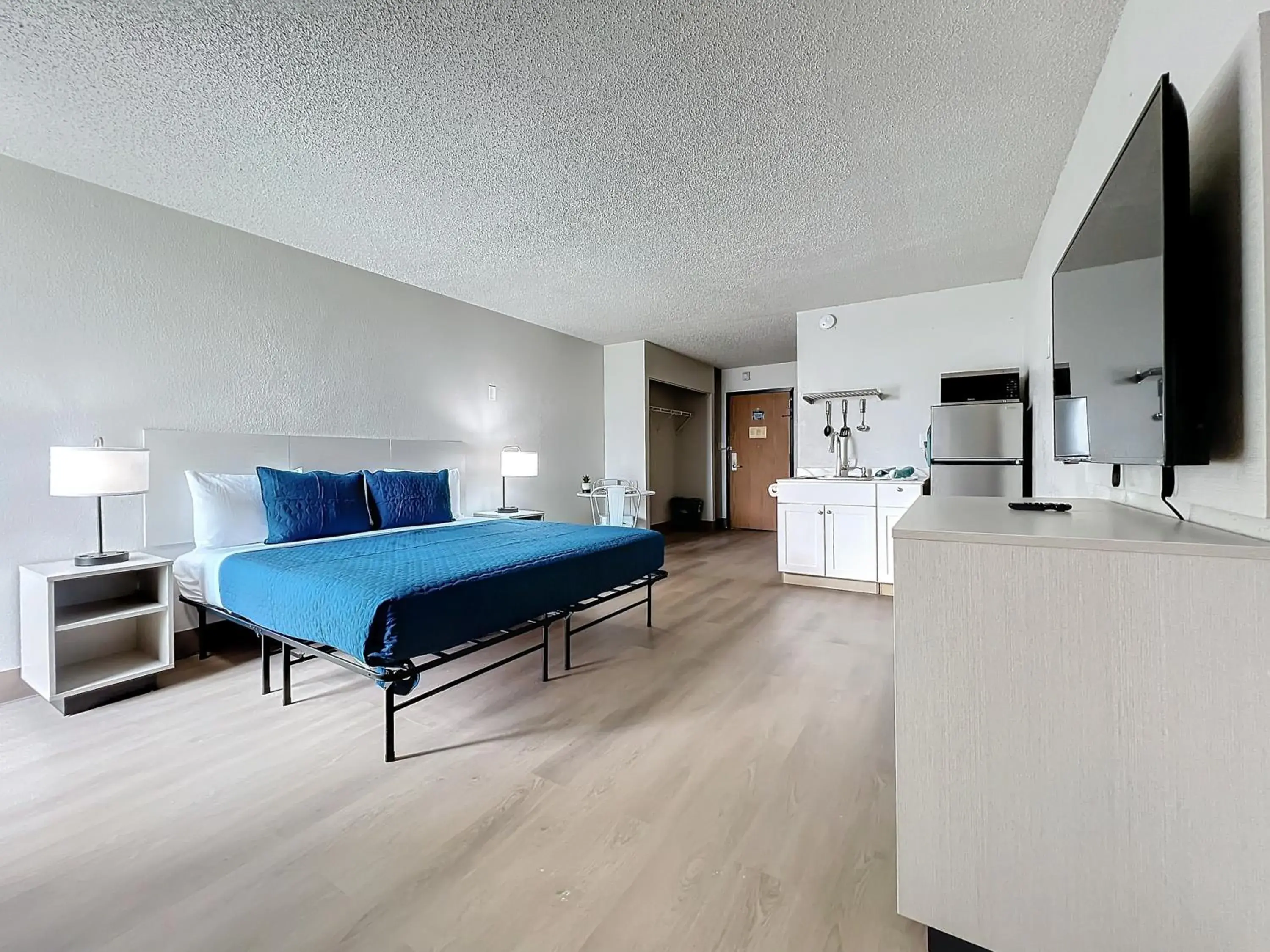 1 King Bed, Mobility/Hearing Accessible Room, Roll-in Shower, Non-Smoking in Stayable Kissimmee East 1 King Bed, Mobility/Hearing Accessible Room, Roll-in Shower, Non-Smoking in Stayable Kissimmee East