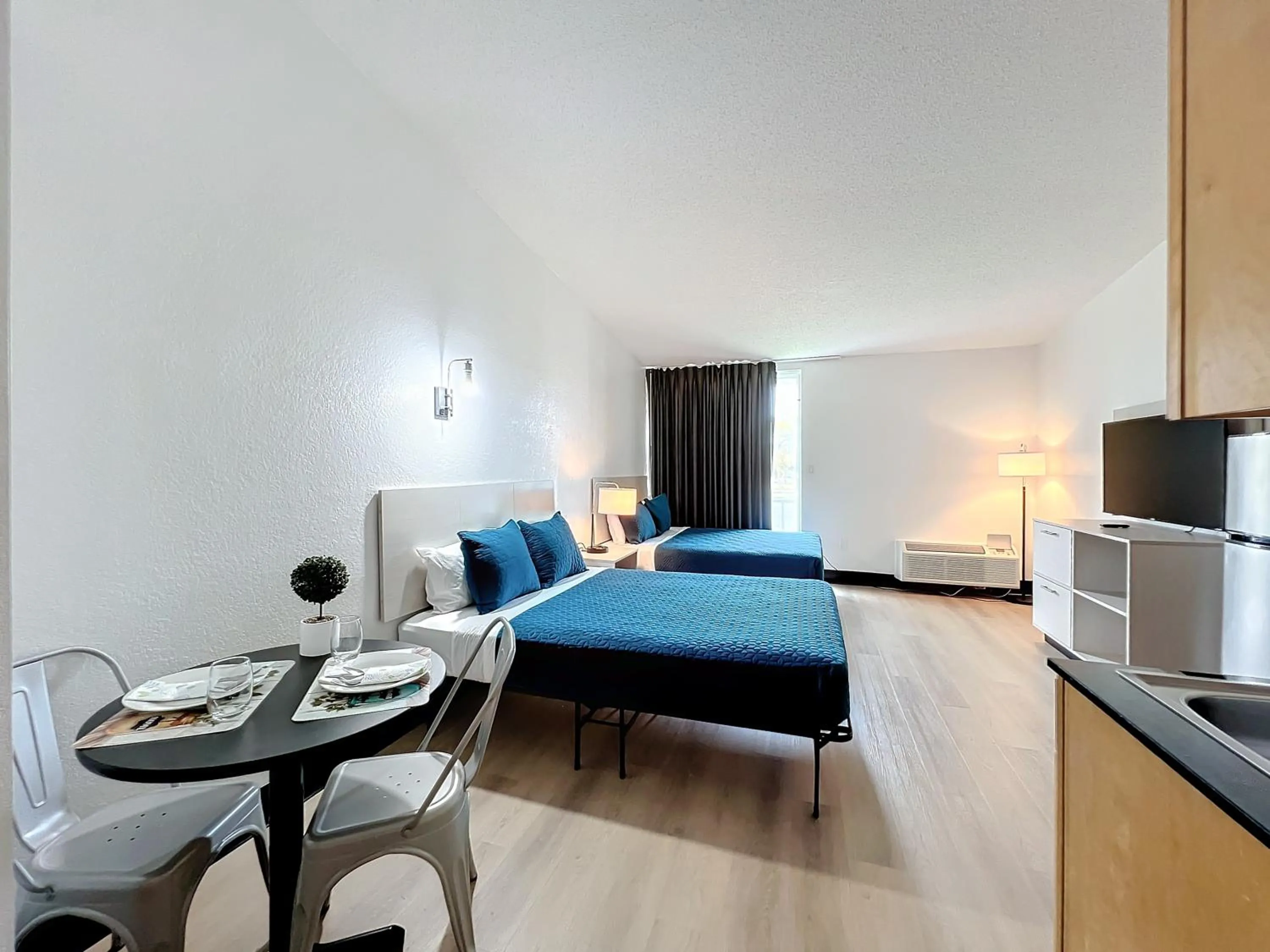 Photo of the whole room, Bed in Stayable Kissimmee East