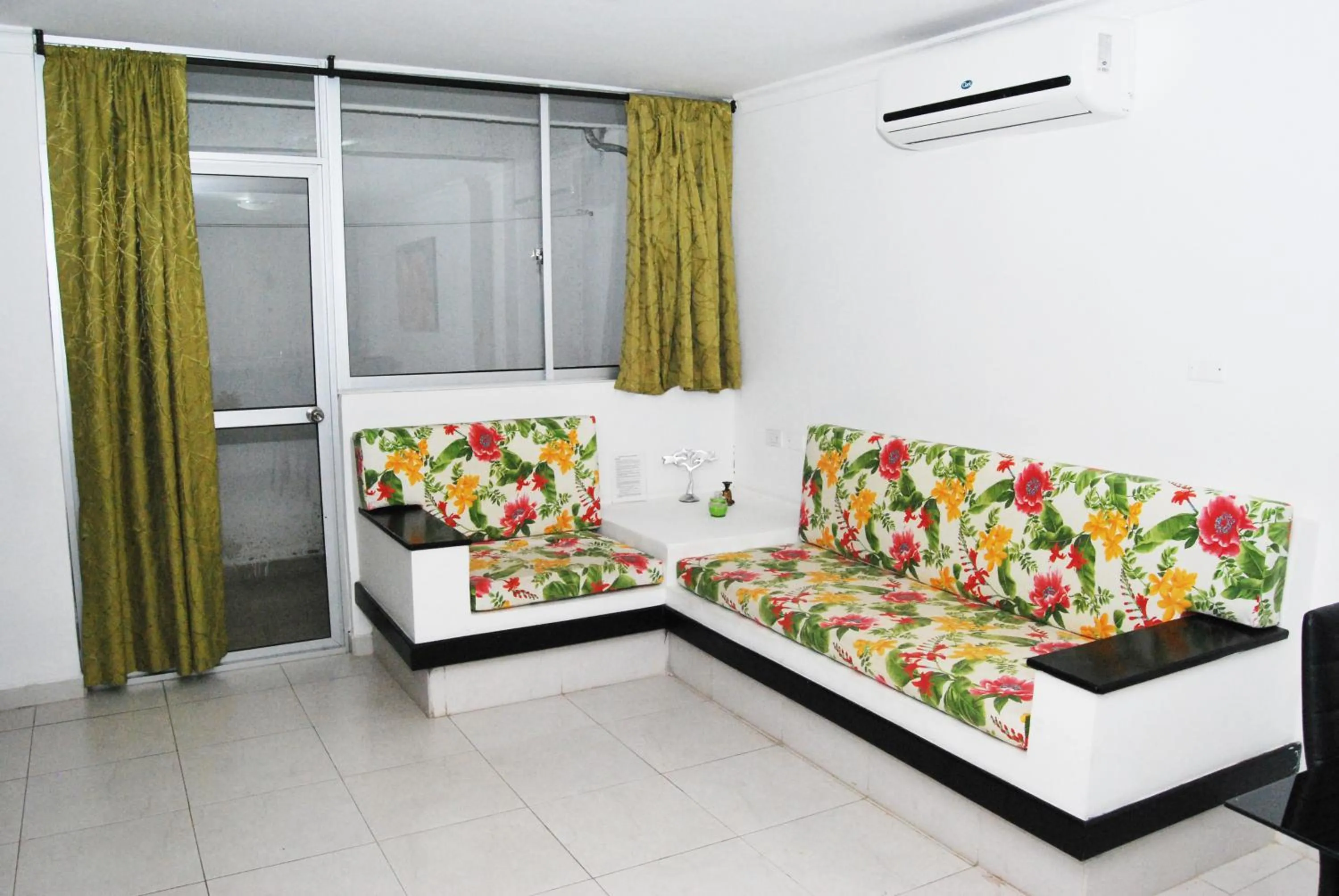 Las Piloneras Apartahotel