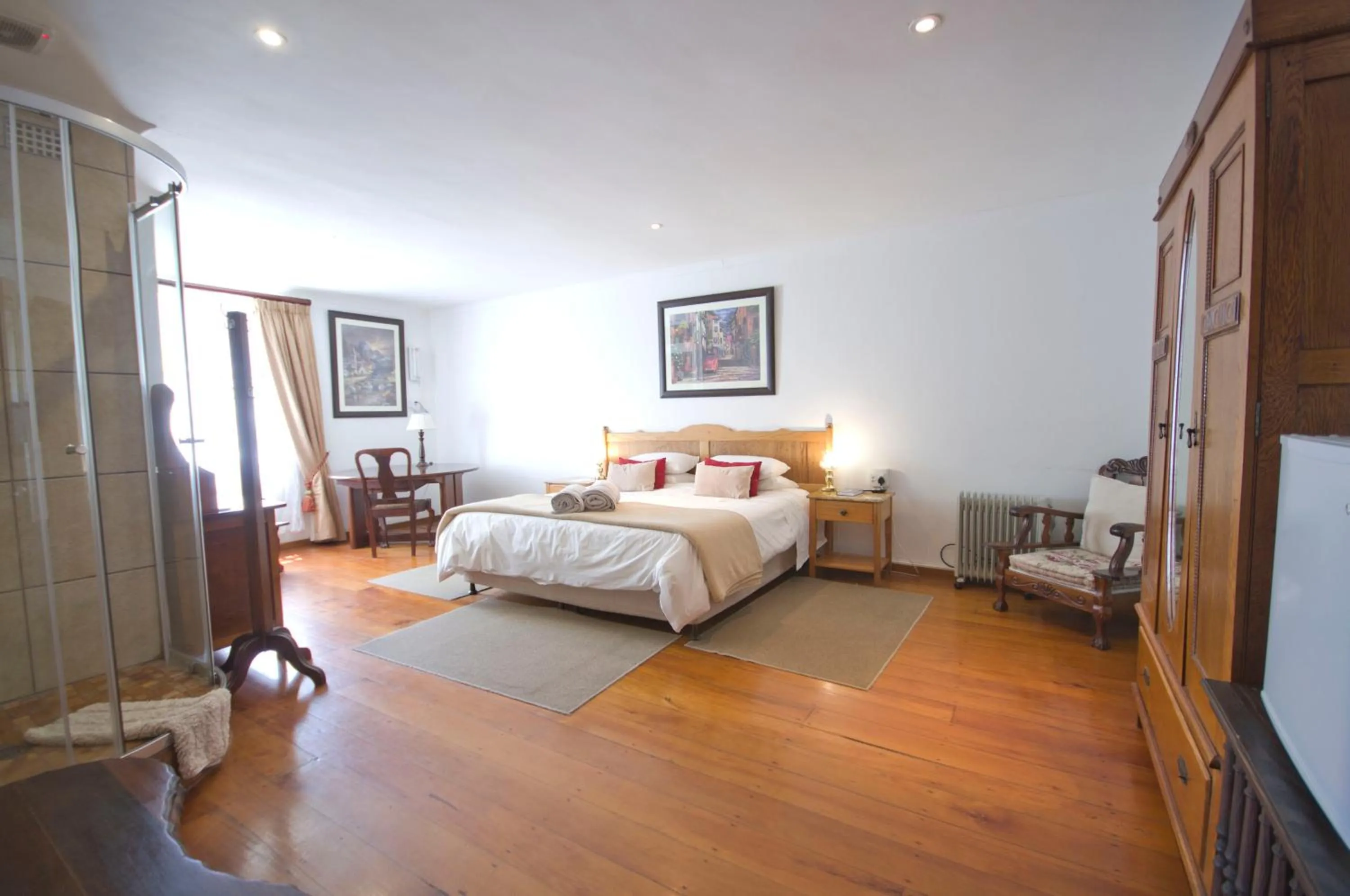 Photo of the whole room, Bed in Knysna Manor House