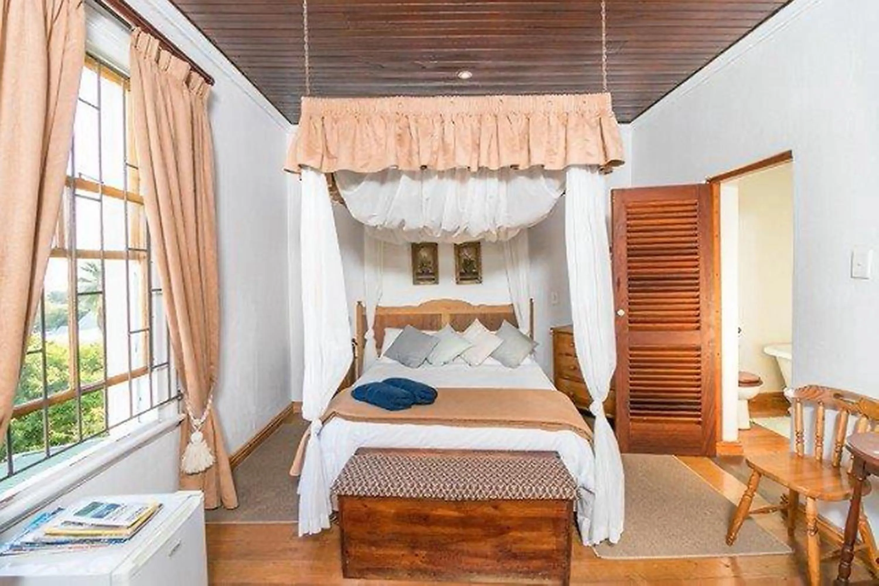Bed in Knysna Manor House