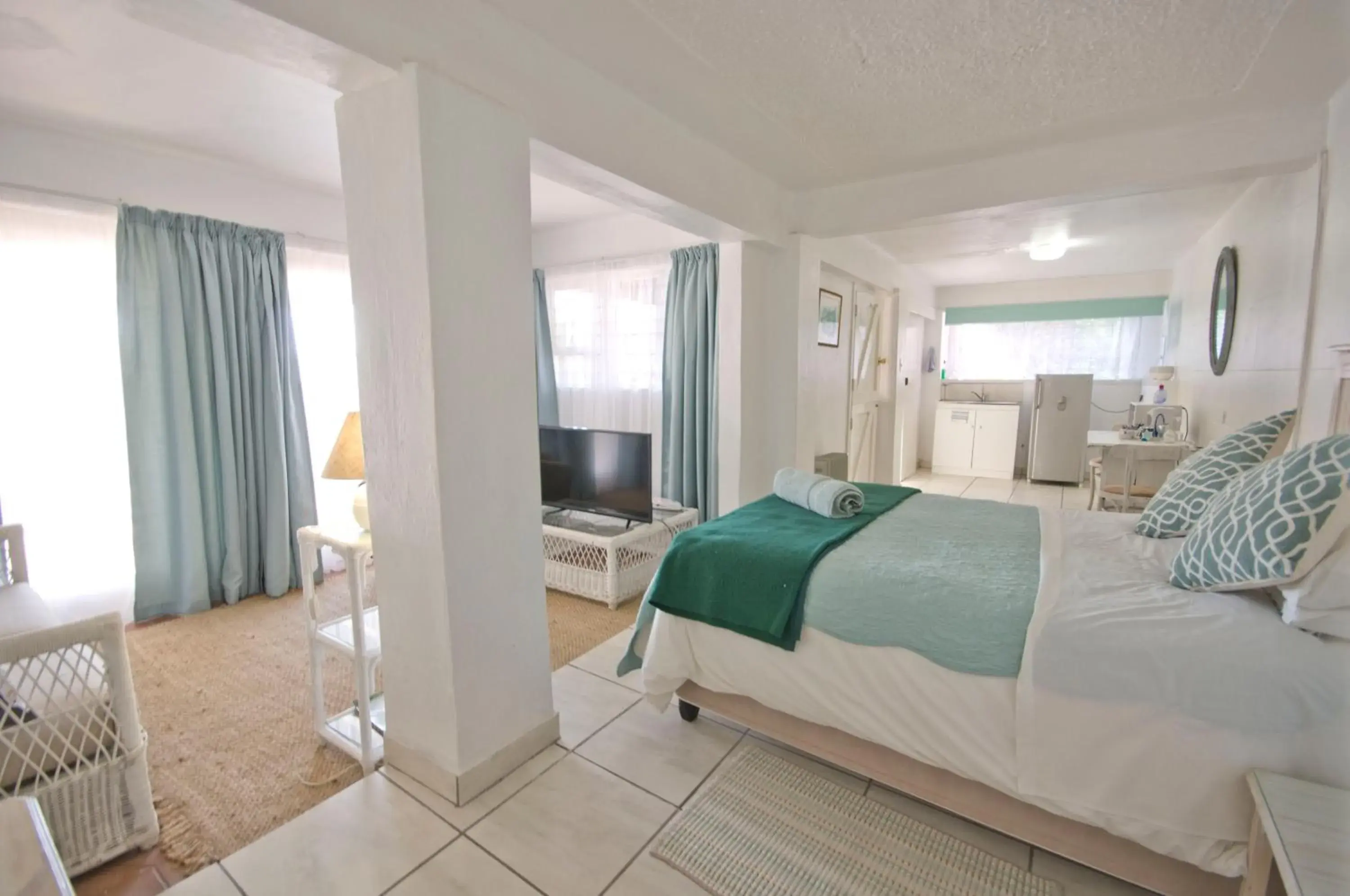 TV and multimedia, Bed in Knysna Manor House TV and multimedia, Bed in Knysna Manor House