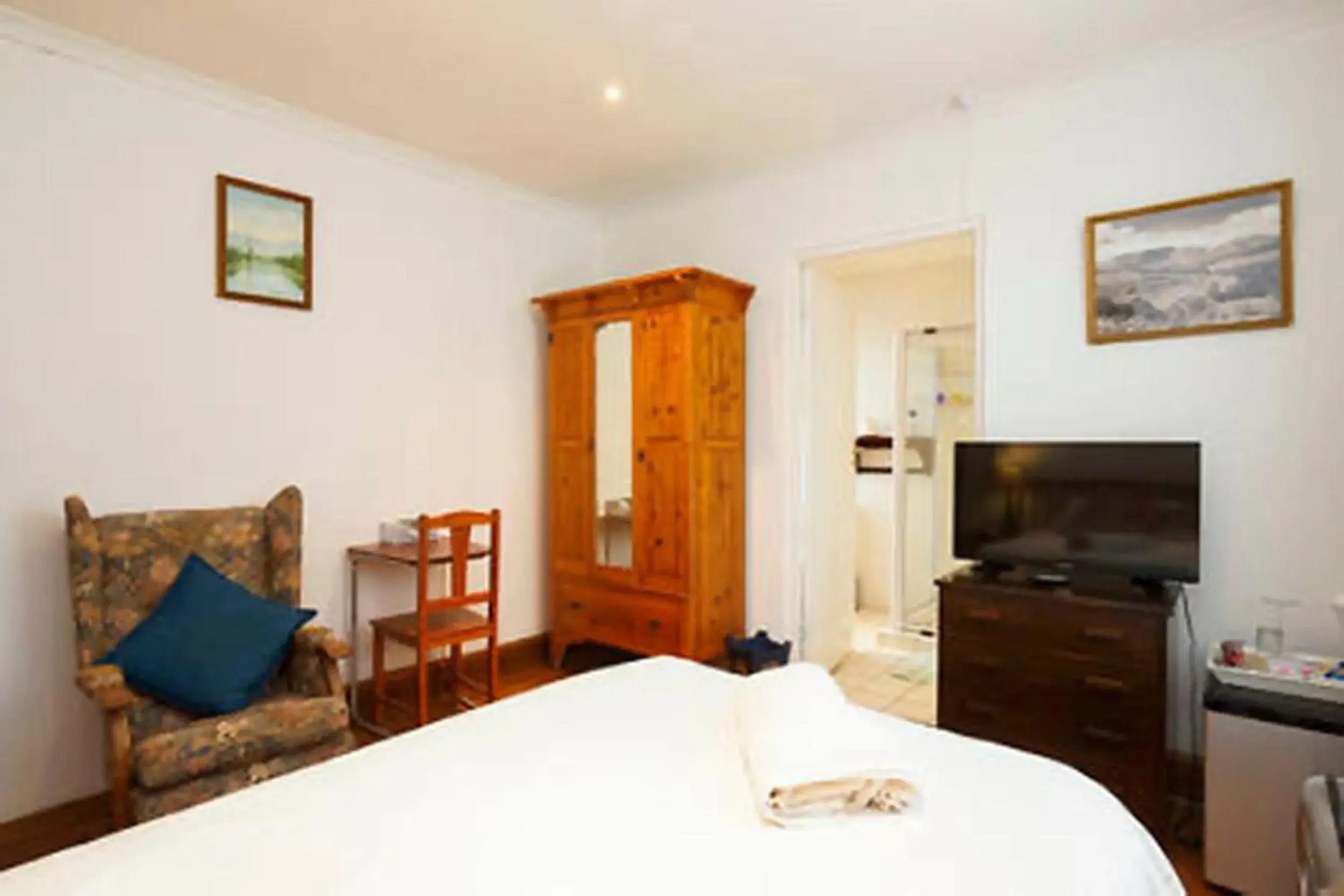 TV and multimedia, Bed in Knysna Manor House TV and multimedia, Bed in Knysna Manor House