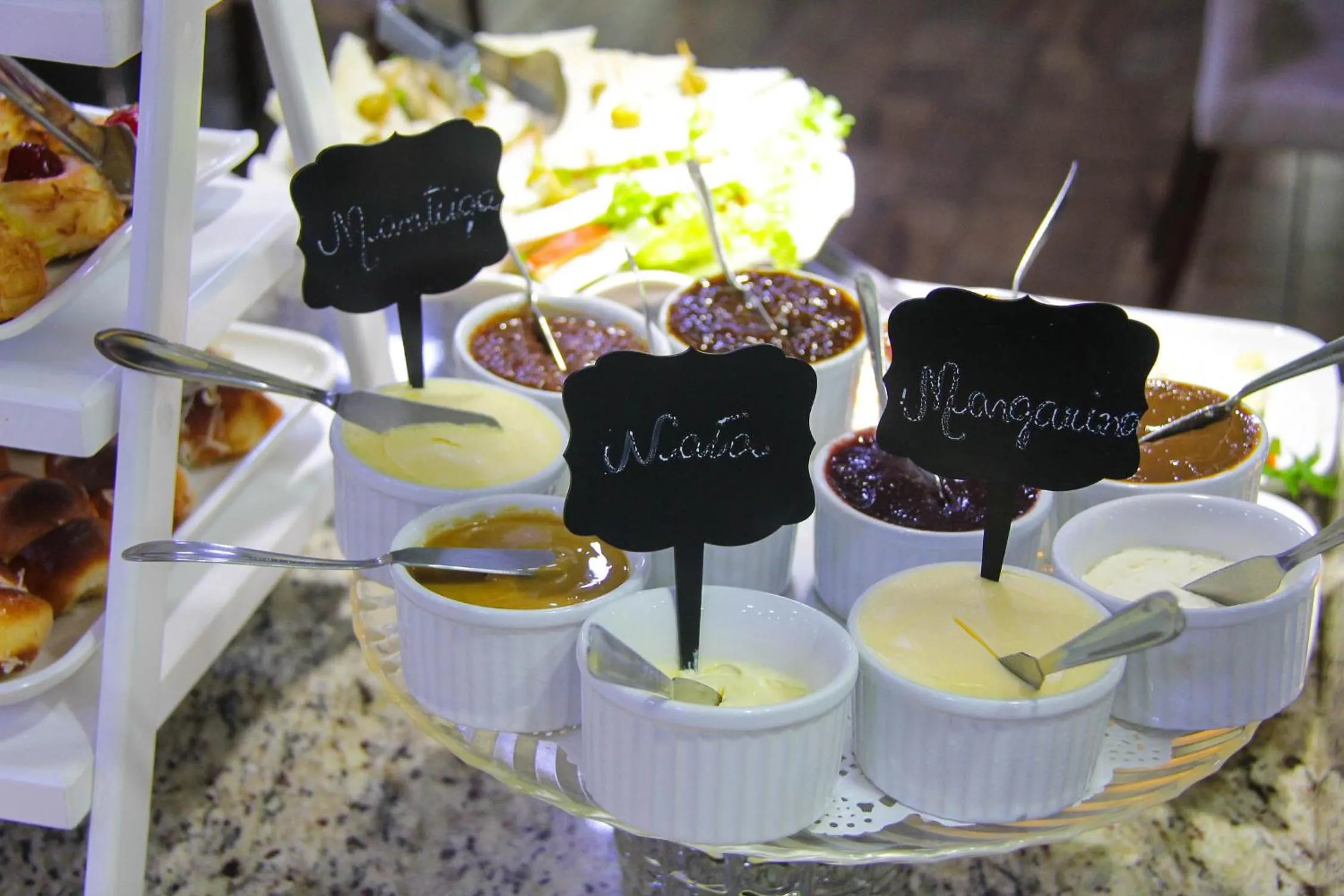 Breakfast in AJ Hotel Chapecó - Fácil Acesso Pátio Shopping e Rótula da Bandeira