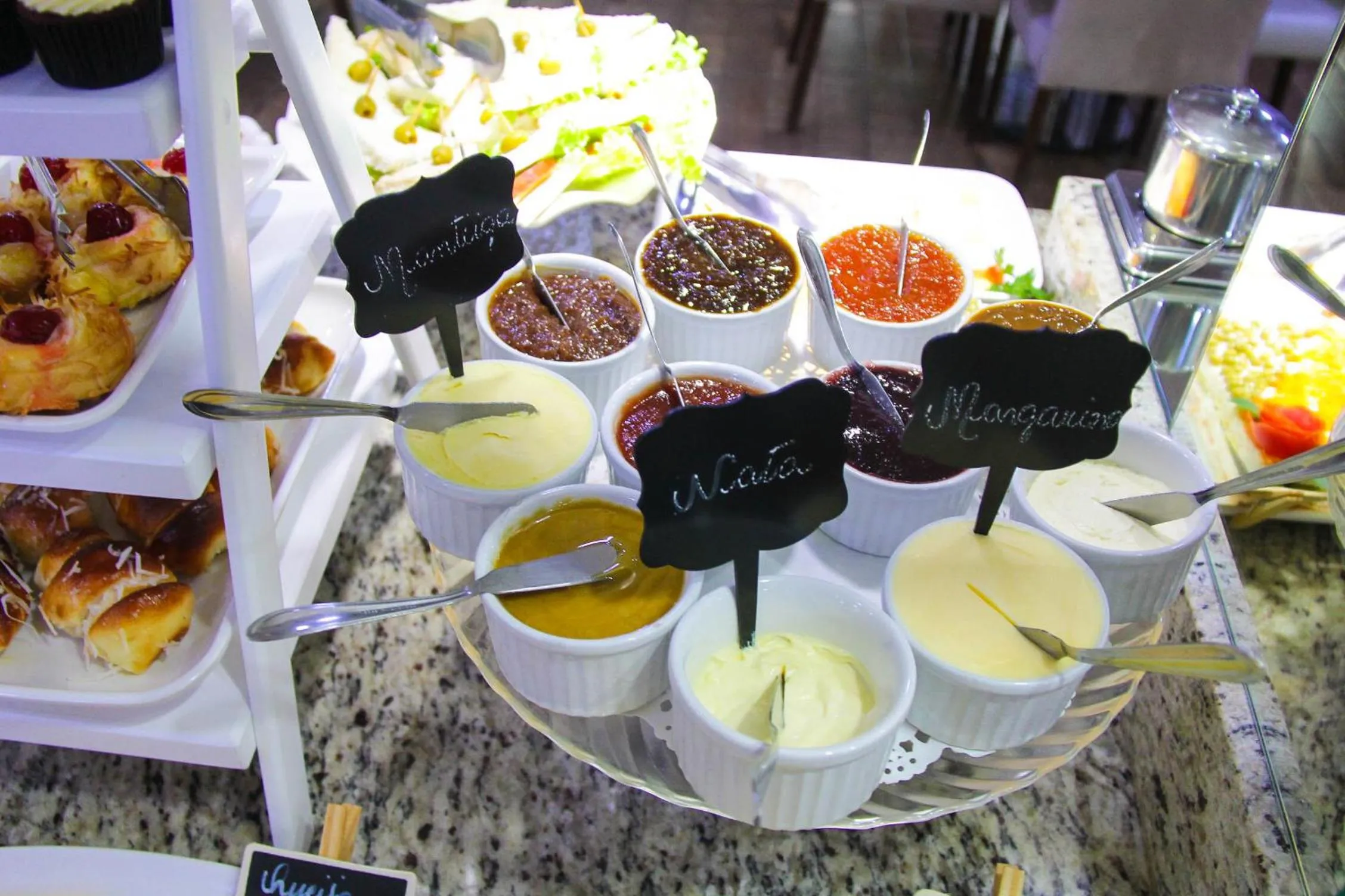 Breakfast in AJ Hotel Chapecó - Fácil Acesso Pátio Shopping e Rótula da Bandeira