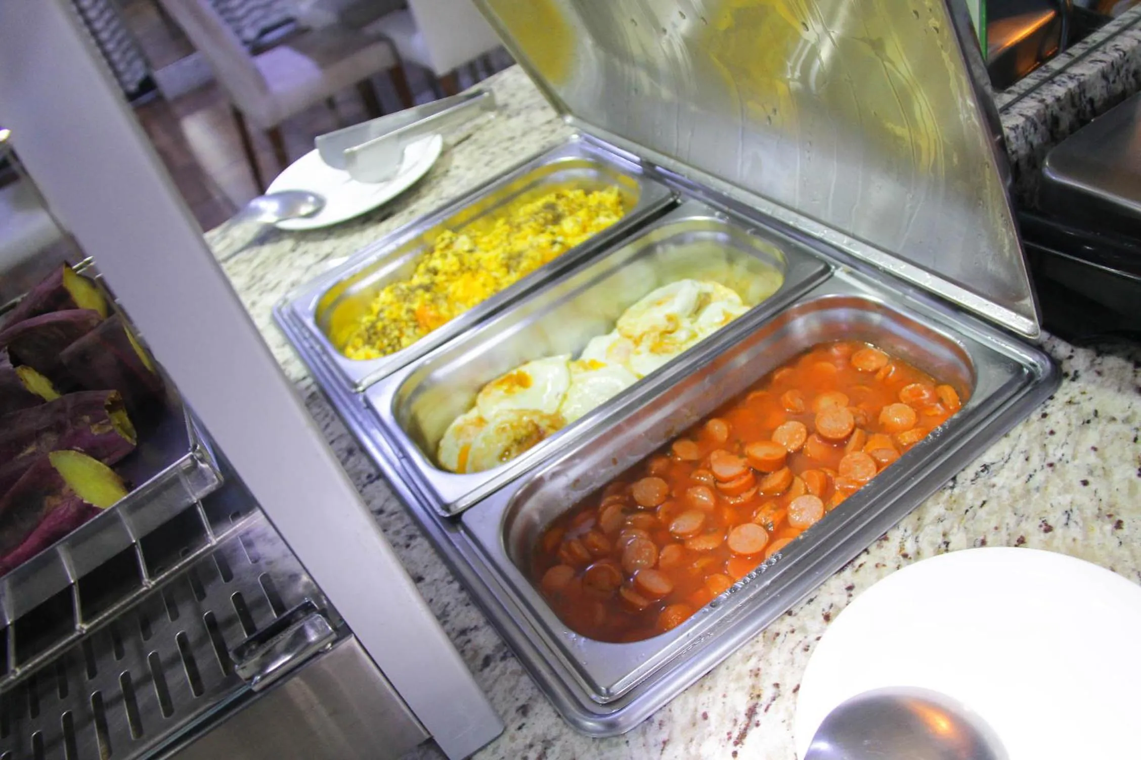 Breakfast in AJ Hotel Chapecó - Fácil Acesso Pátio Shopping e Rótula da Bandeira