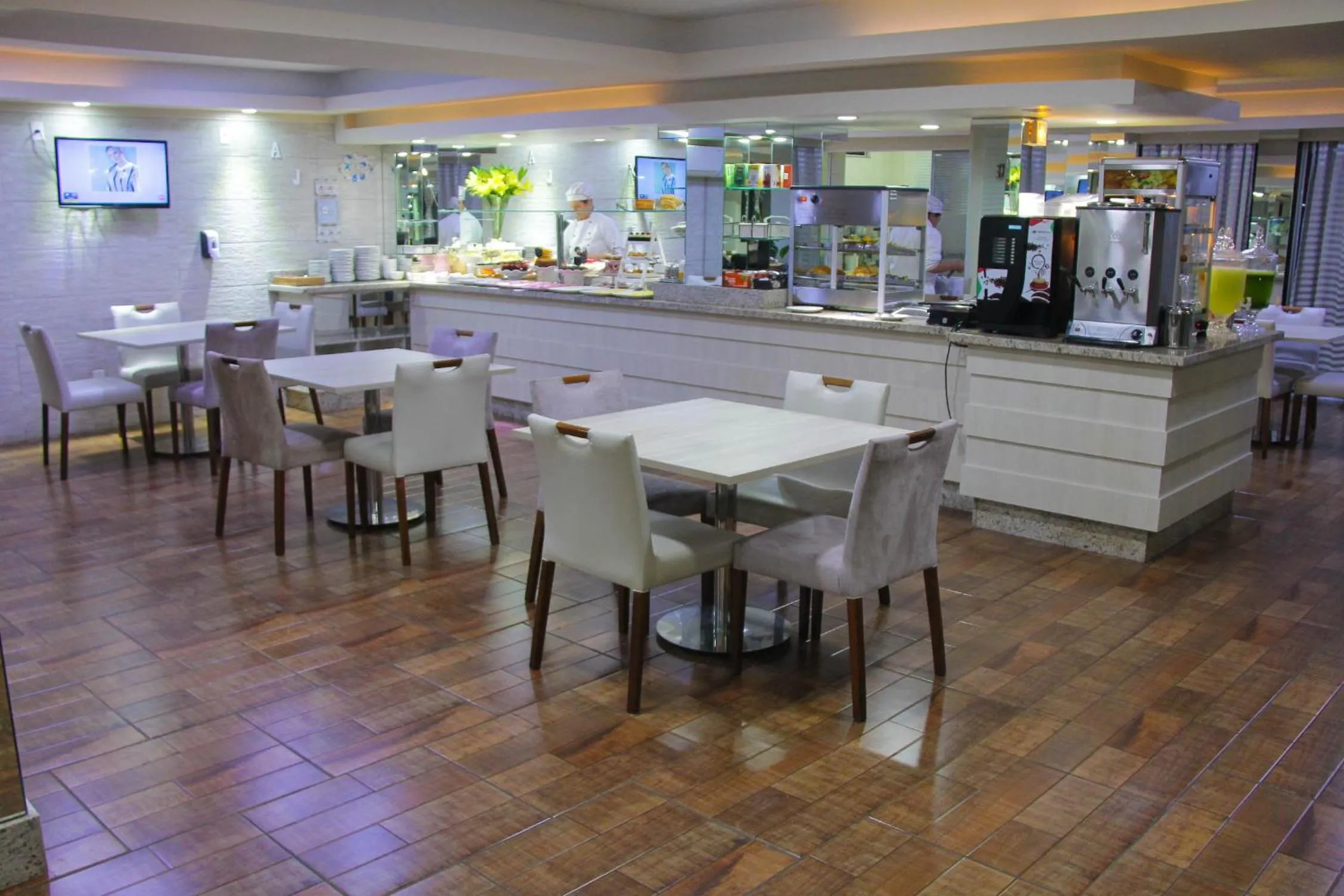 Breakfast in AJ Hotel Chapecó - Fácil Acesso Pátio Shopping e Rótula da Bandeira