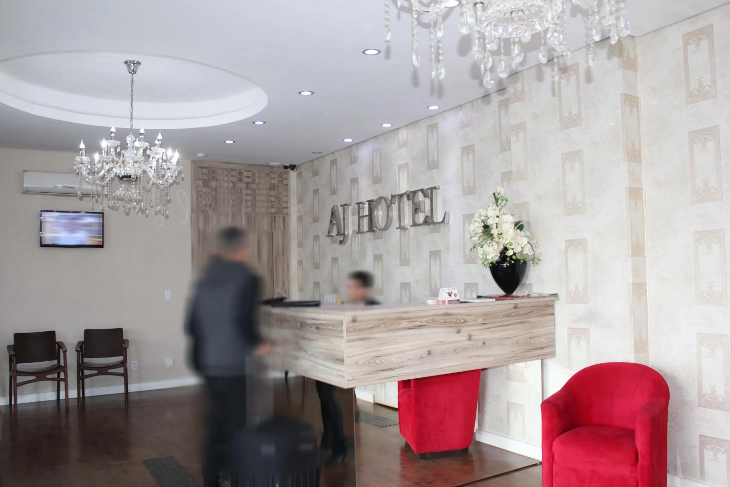 People in AJ Hotel Chapecó - Fácil Acesso Pátio Shopping e Rótula da Bandeira