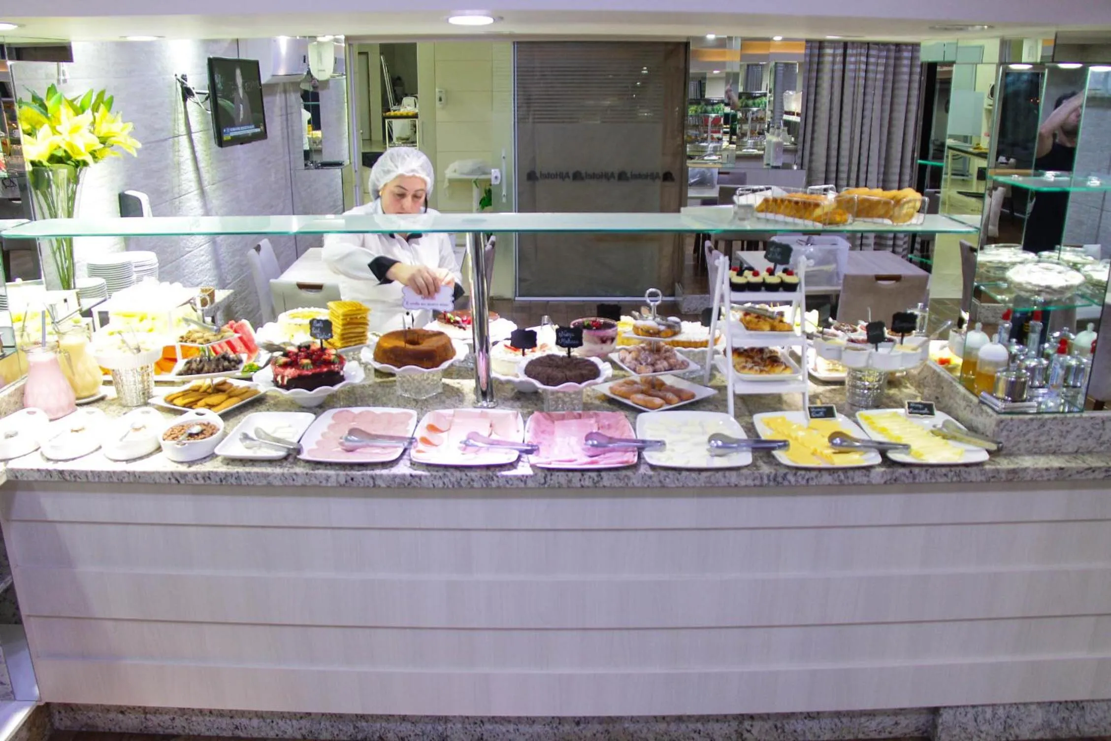 Breakfast in AJ Hotel Chapecó - Fácil Acesso Pátio Shopping e Rótula da Bandeira