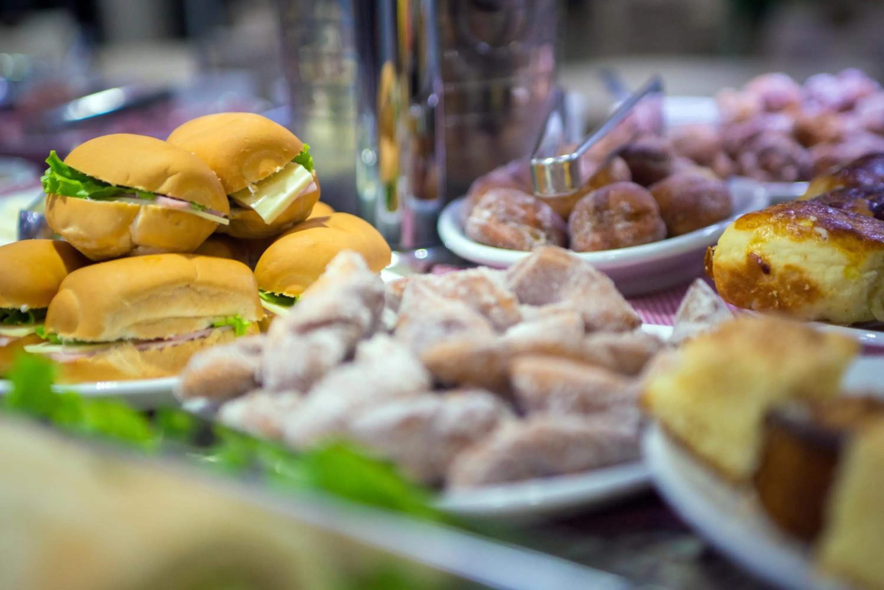 Breakfast in AJ Hotel Chapecó - Fácil Acesso Pátio Shopping e Rótula da Bandeira