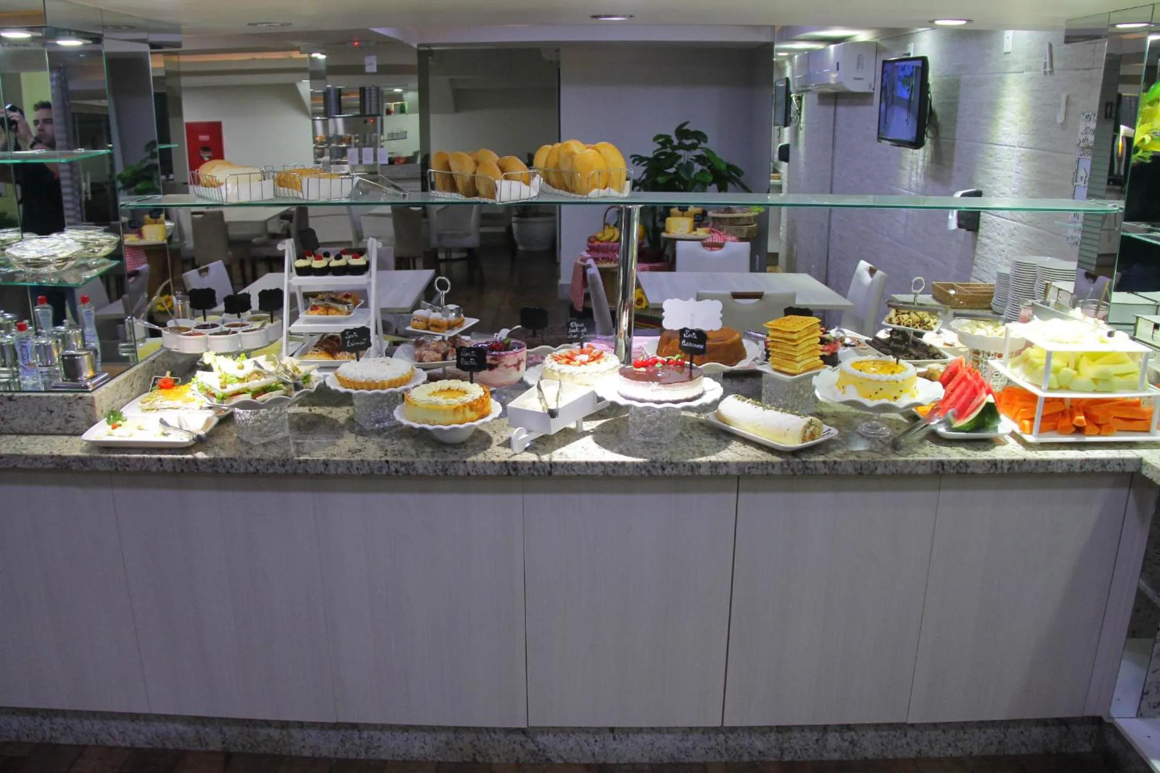 Breakfast in AJ Hotel Chapecó - Fácil Acesso Pátio Shopping e Rótula da Bandeira