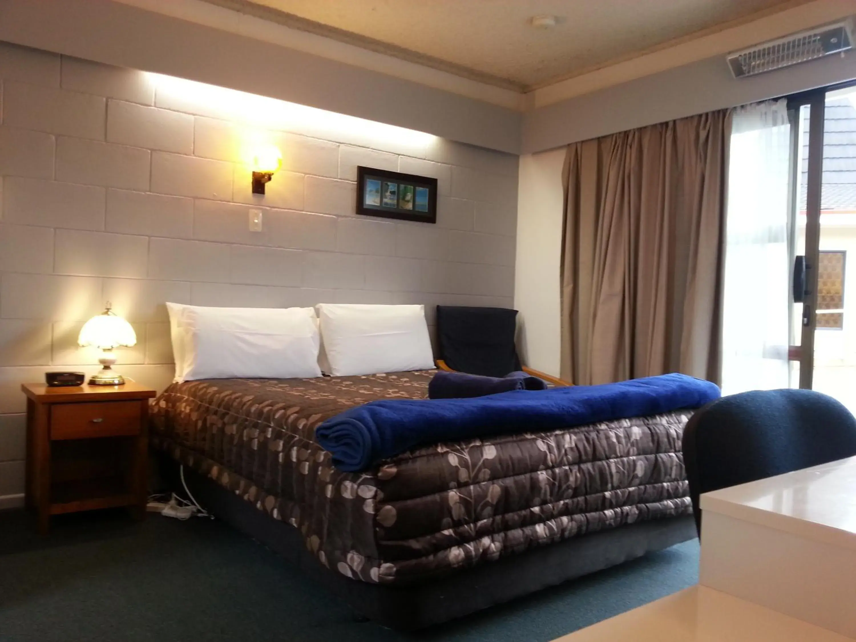 Deluxe Queen Room in Orana Motor Inn & Restaurant Deluxe Queen Room in Orana Motor Inn & Restaurant