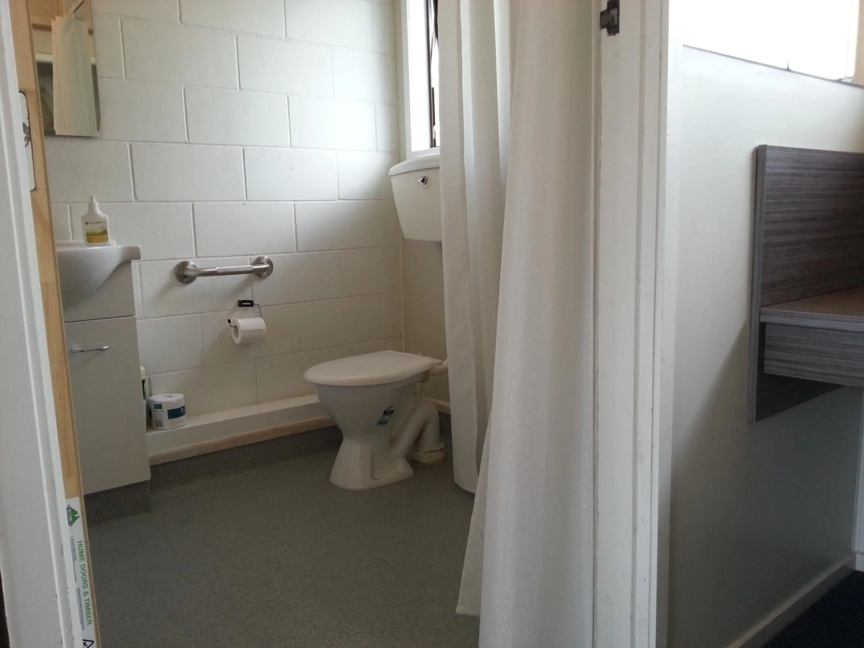 Bathroom in Orana Motor Inn & Restaurant