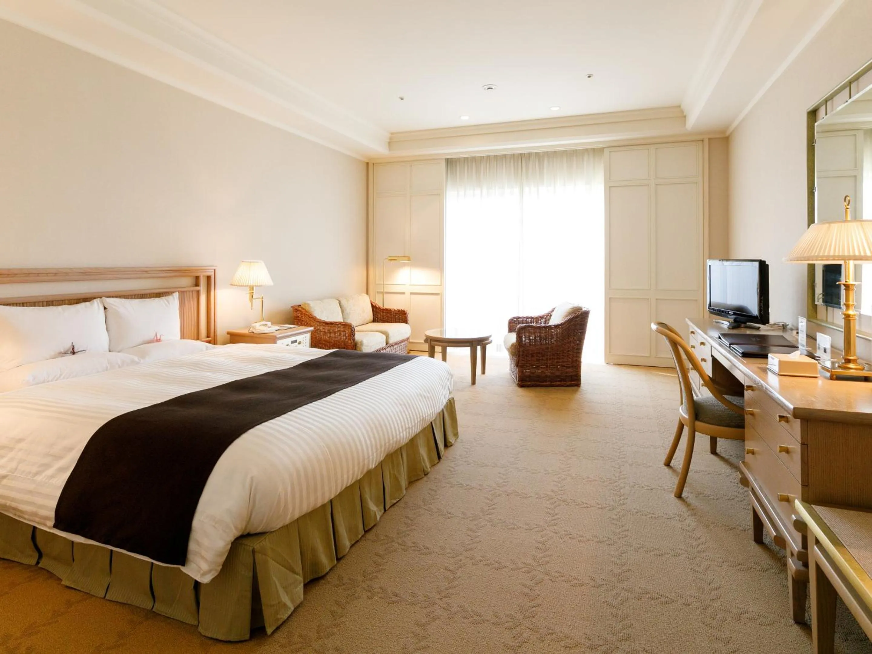 Photo of the whole room, Bed in Okura Akademia Park Hotel