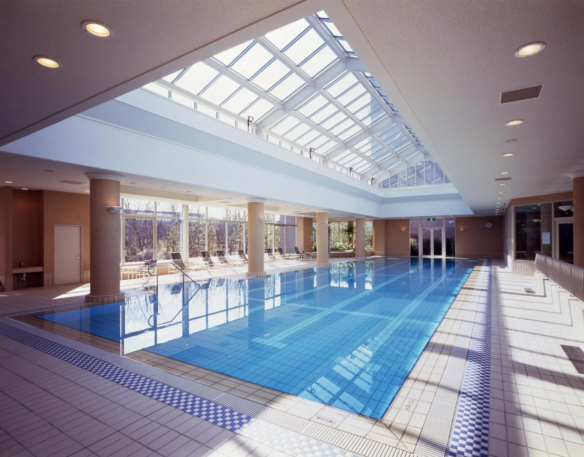 Swimming pool in Okura Akademia Park Hotel