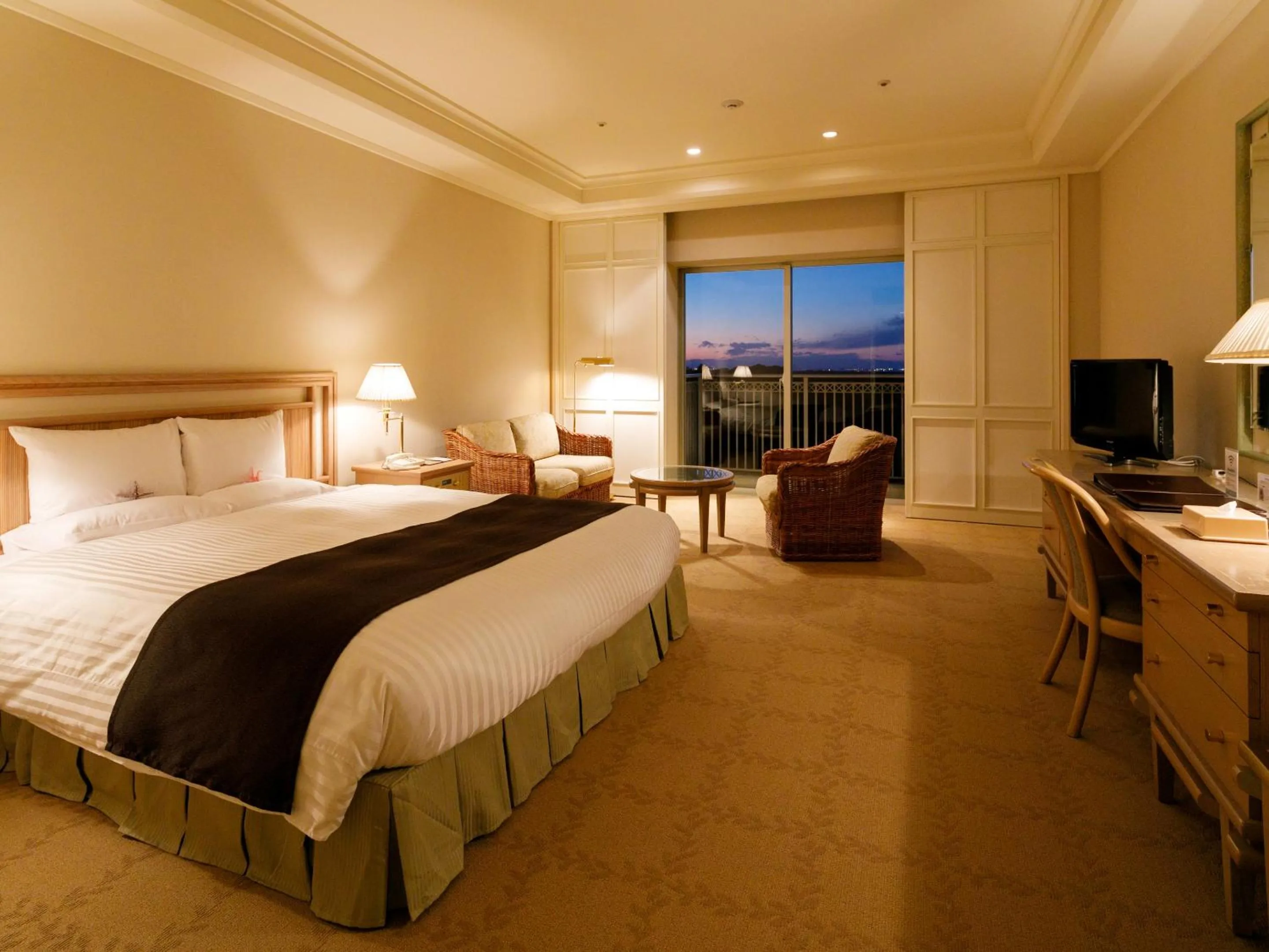 Photo of the whole room, Bed in Okura Akademia Park Hotel