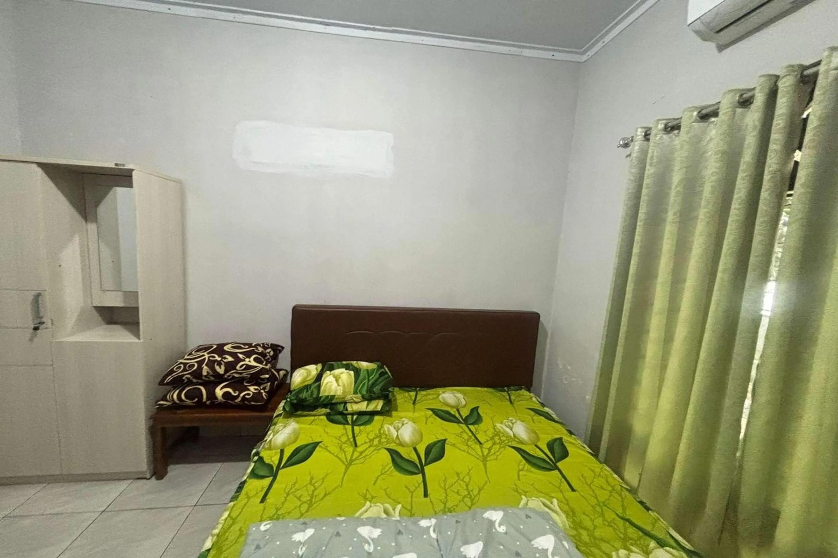 Deluxe Double Room in OYO 95050 Penginapan Sekarsari Syariah