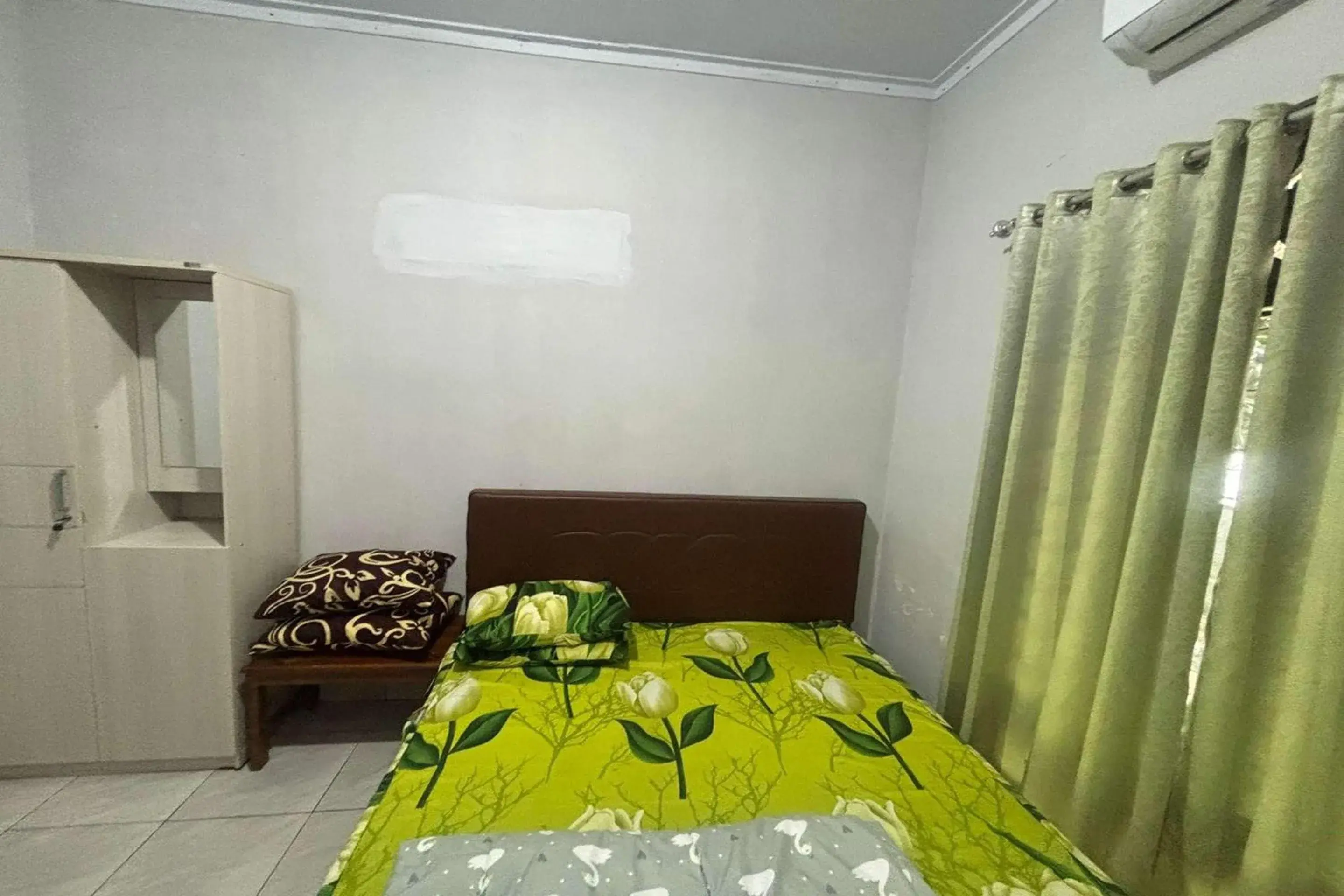 Deluxe Double Room in OYO 95050 Penginapan Sekarsari Syariah Deluxe Double Room in OYO 95050 Penginapan Sekarsari Syariah