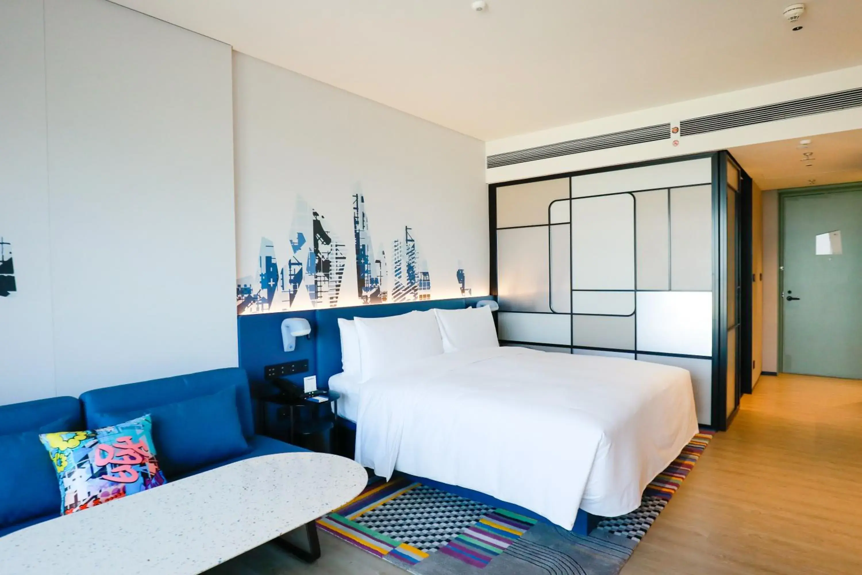 Savvy King Room with City View in Aloft by Marriott Shanghai Hongqiao Savvy King Room with City View in Aloft by Marriott Shanghai Hongqiao