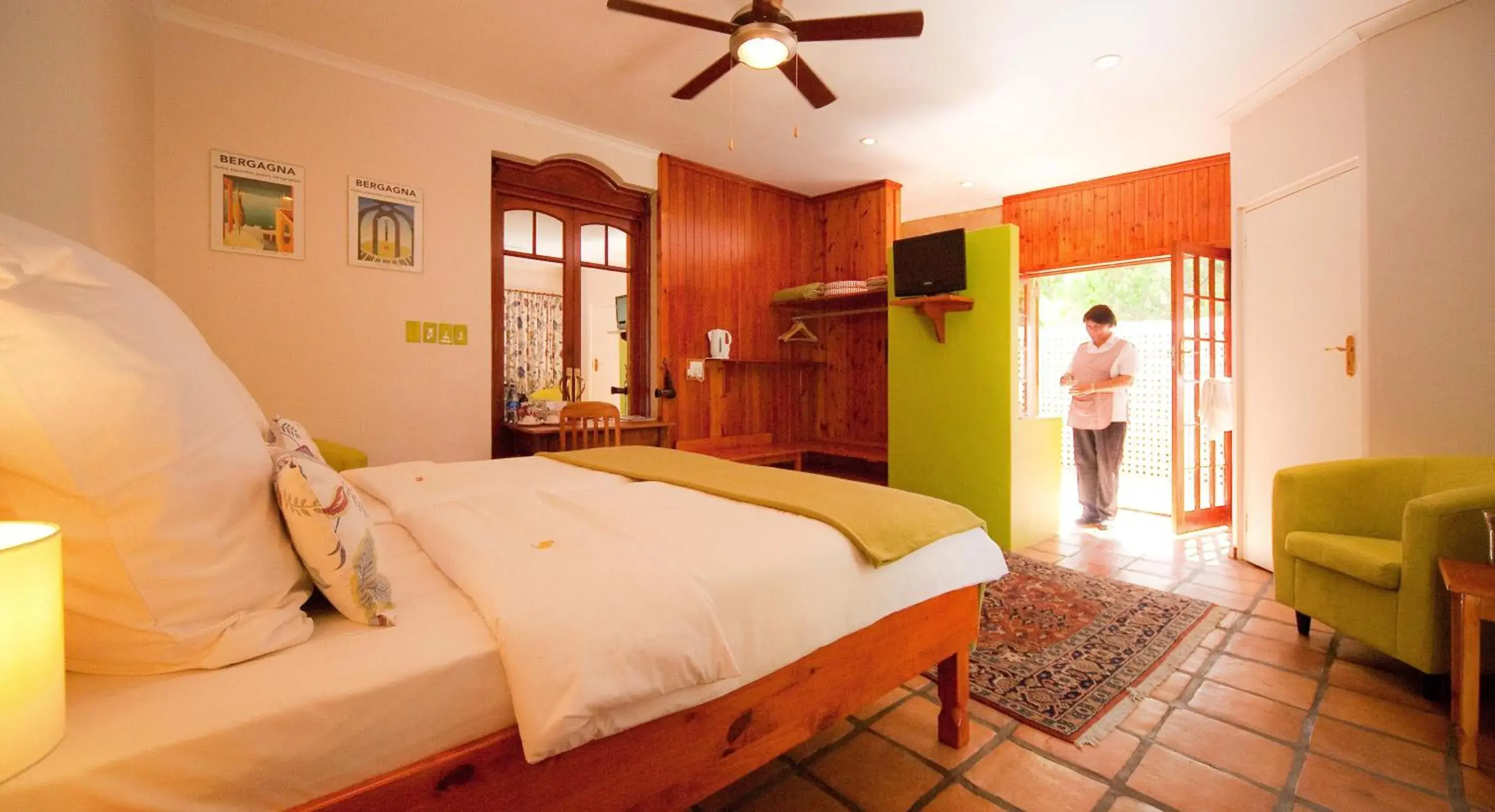 Twin/Double Room - single occupancy in GuBas De Hoek meet eat sleep Twin/Double Room - single occupancy in GuBas De Hoek meet eat sleep