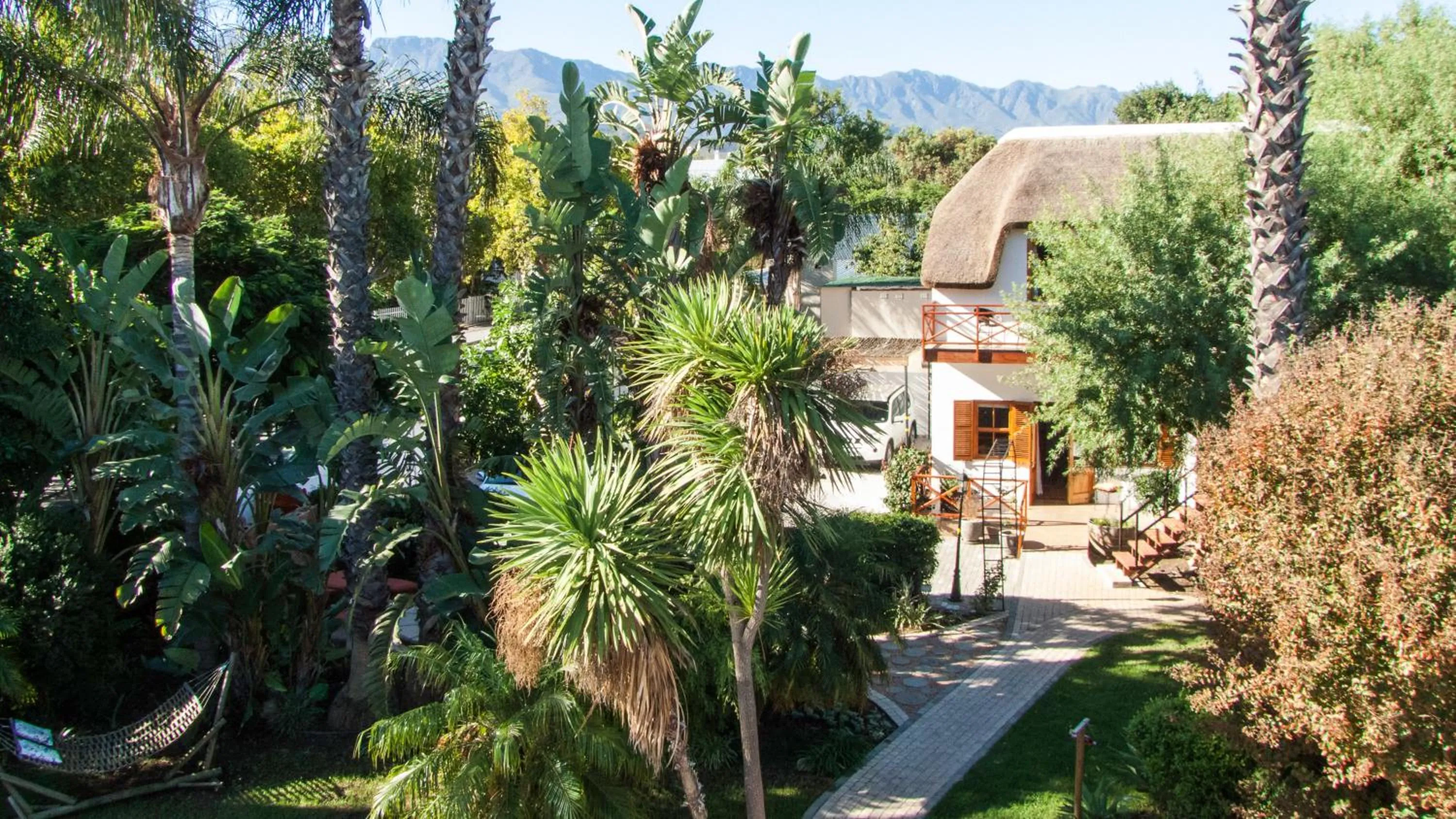 Facade/entrance in GuBas De Hoek meet eat sleep