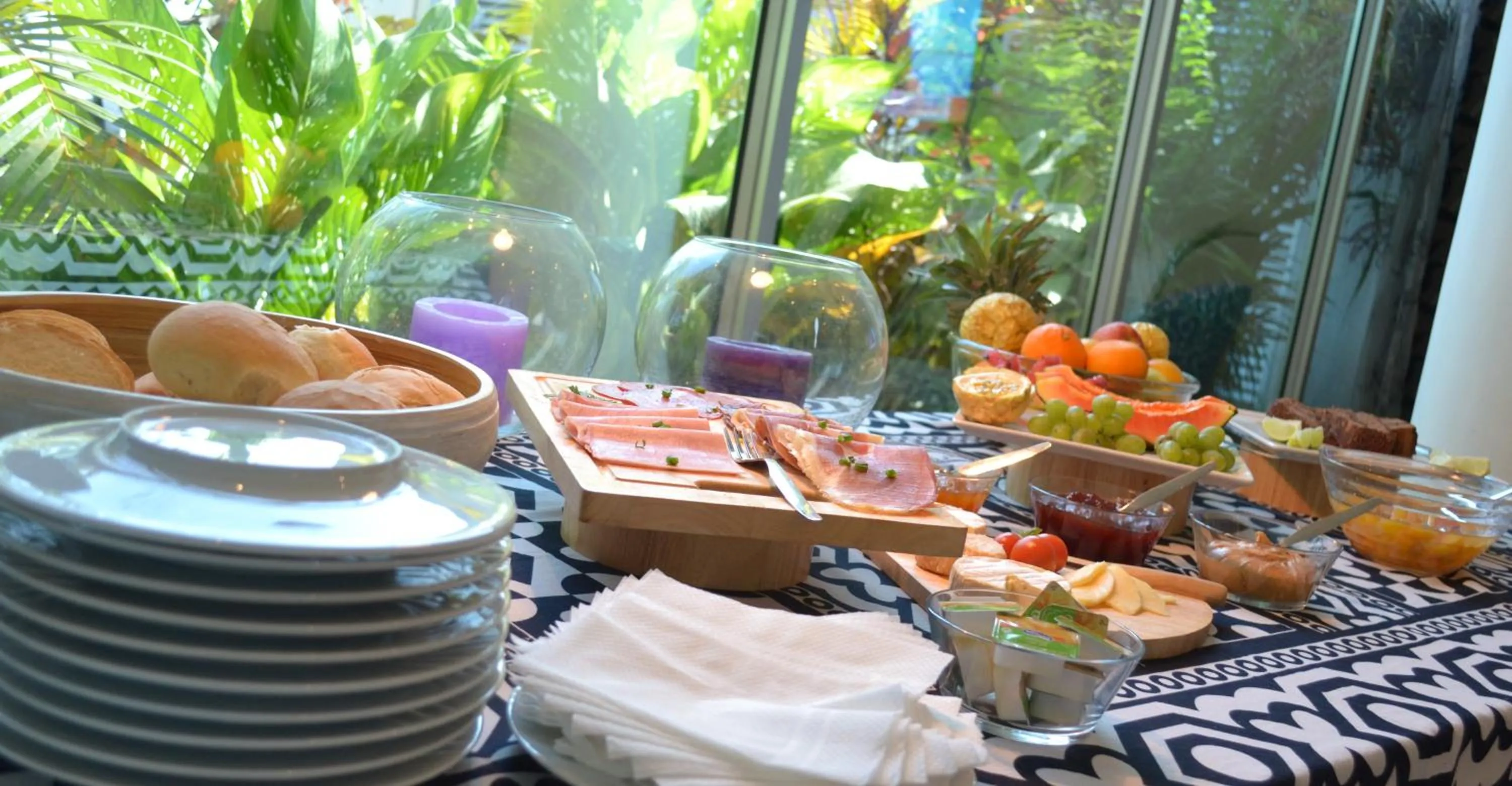 Continental breakfast in Art House