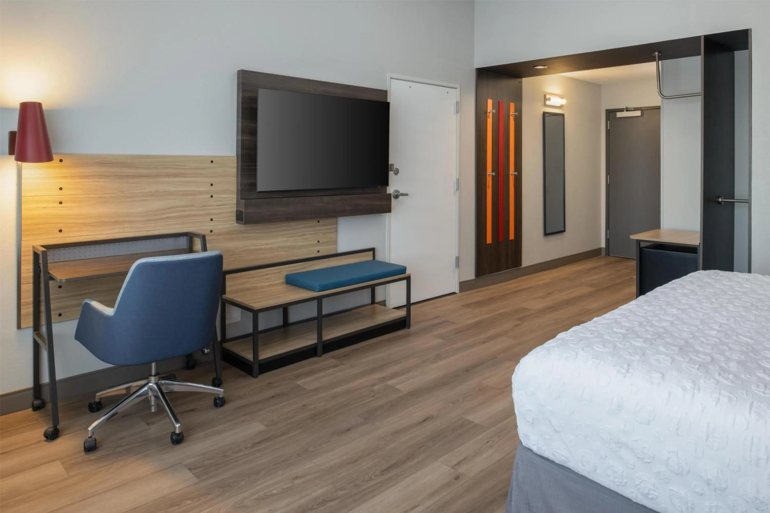 King Room with Bath Tub - Mobility and Hearing Accessible in Tru By Hilton Columbia South