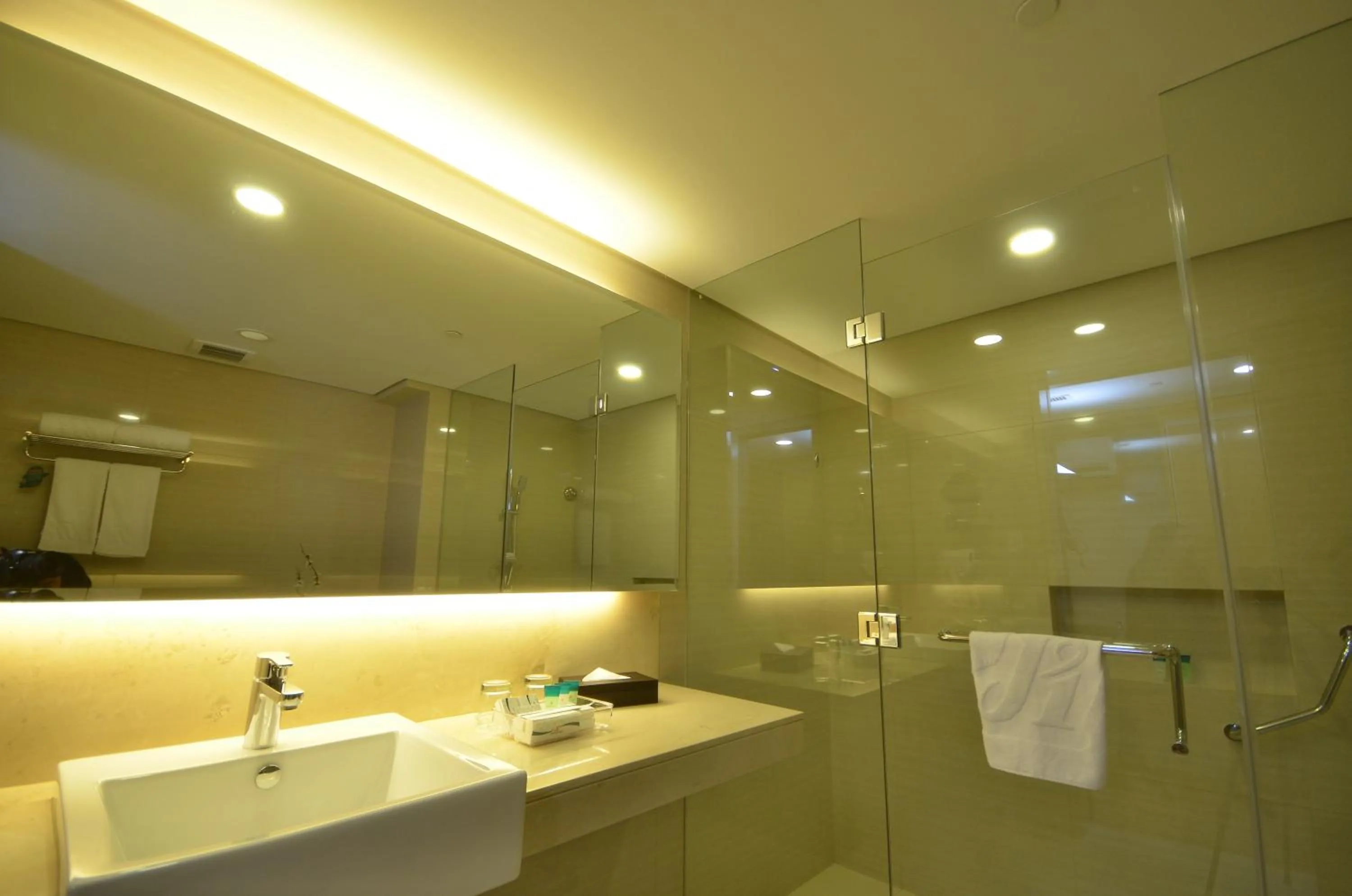 Bathroom in Jinjiang Inn - Makati