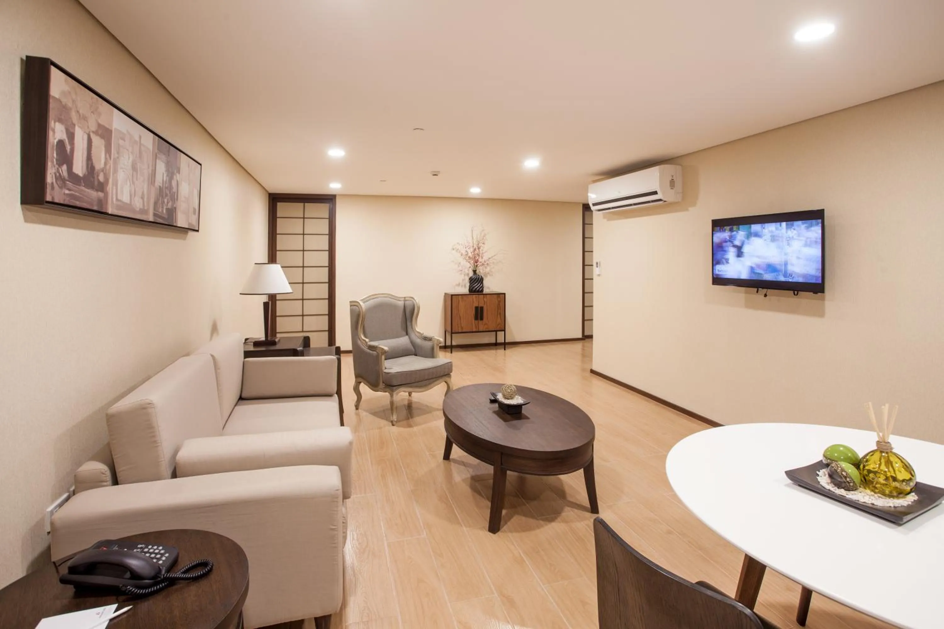 Communal lounge/ TV room in Jinjiang Inn - Makati