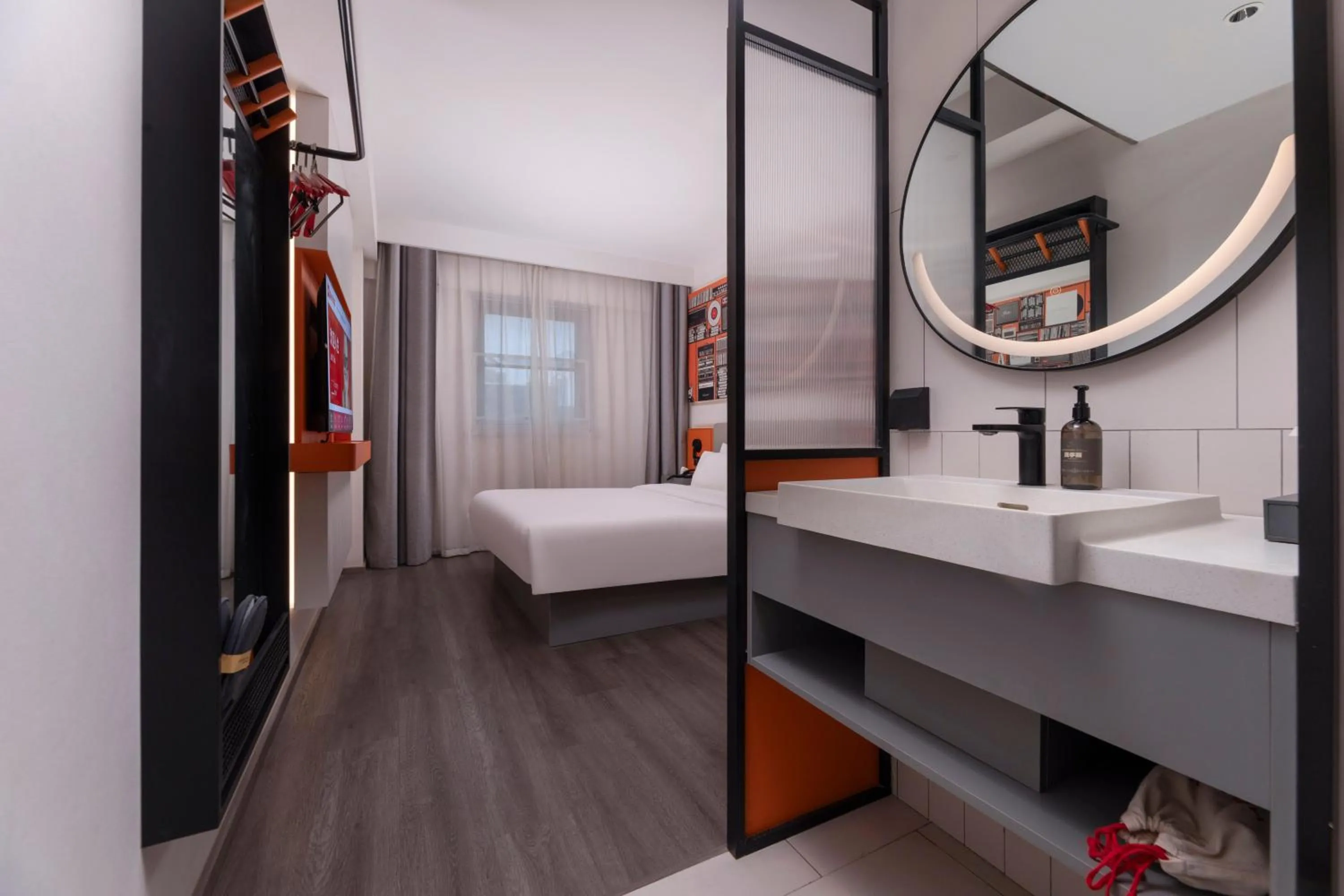 Photo of the whole room, Bed in Ibis Nanjing Confucius Temple