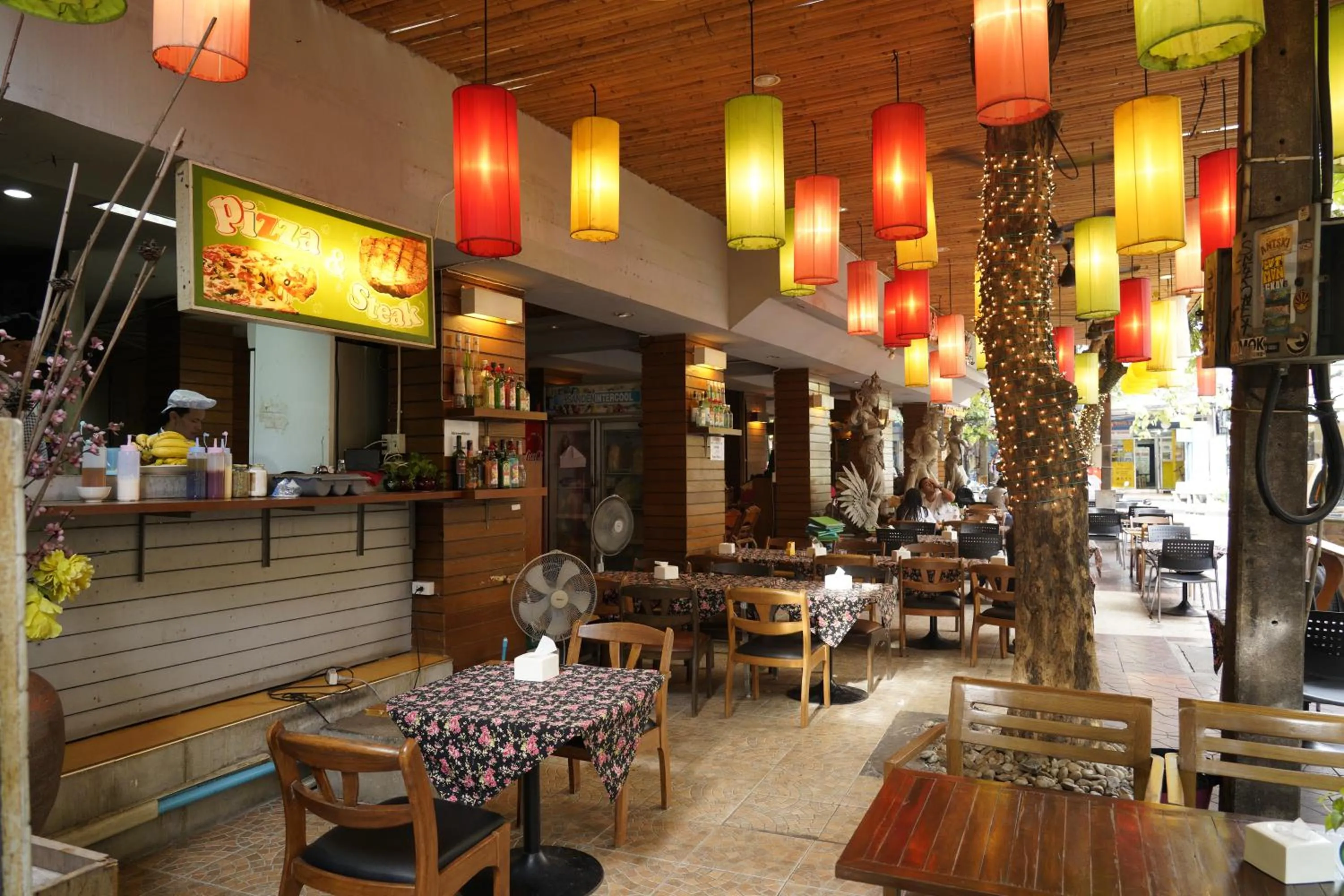 Restaurant/places to eat in Taradii Boutique