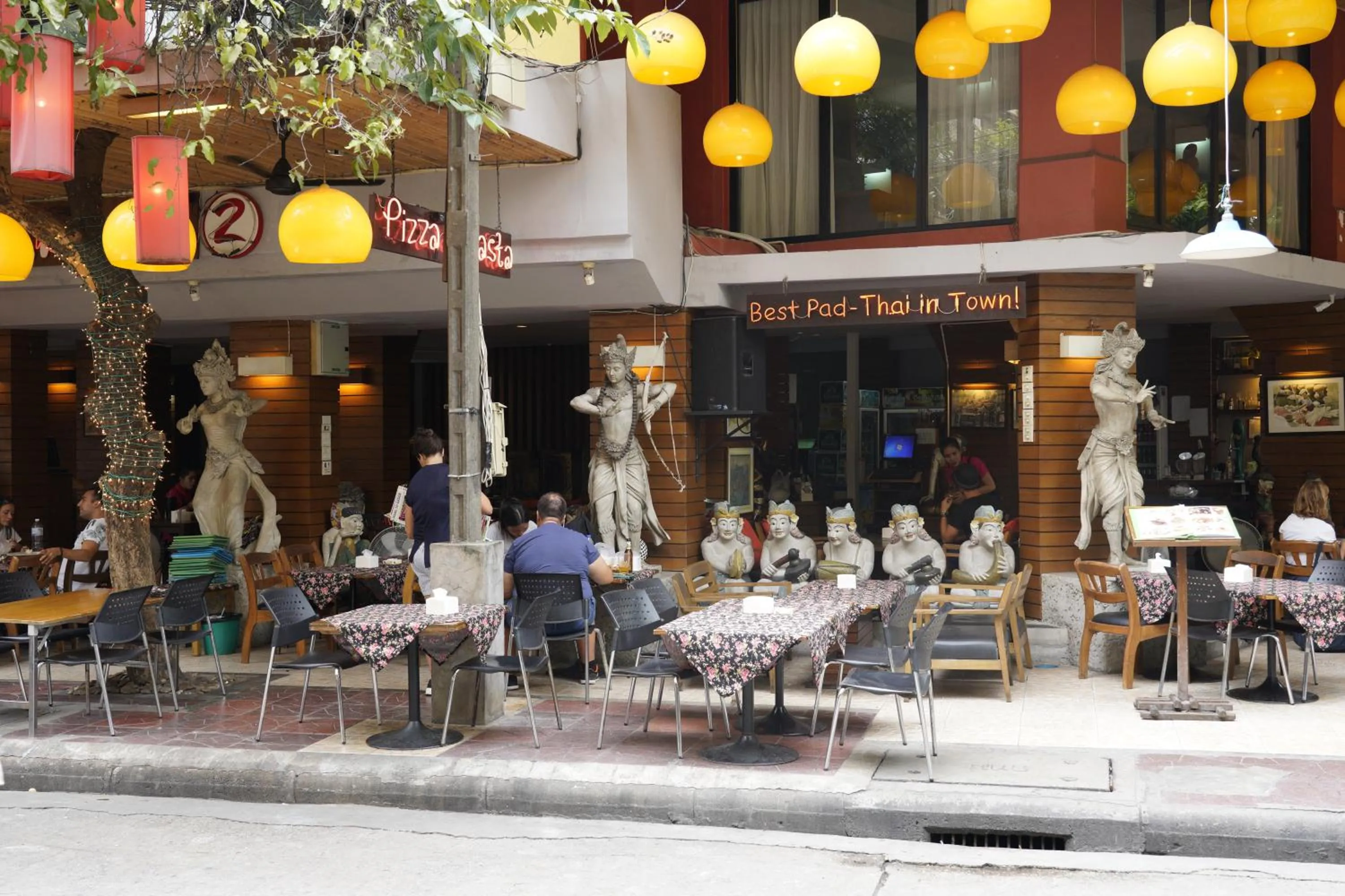 Restaurant/places to eat in Taradii Boutique