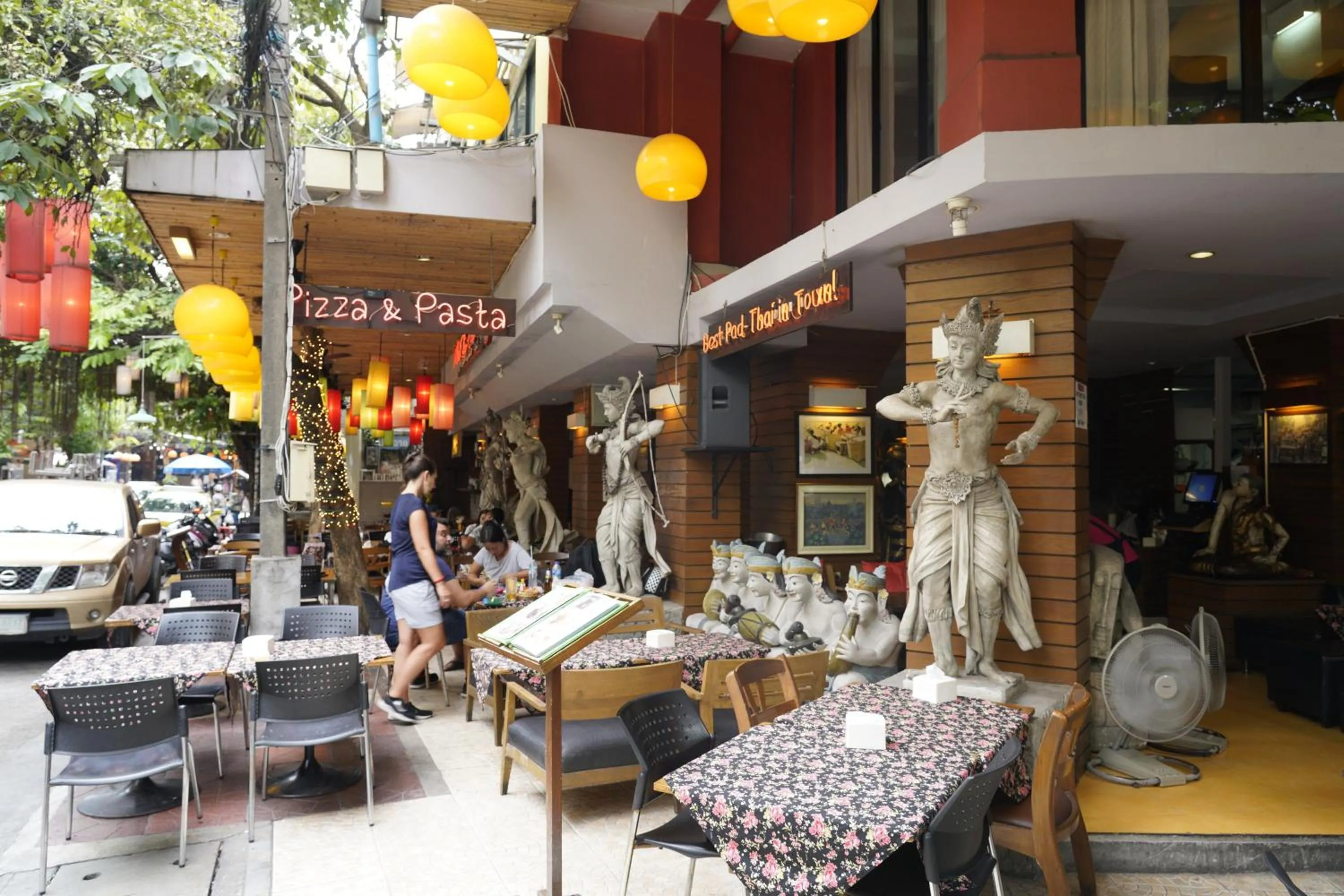 Restaurant/places to eat in Taradii Boutique