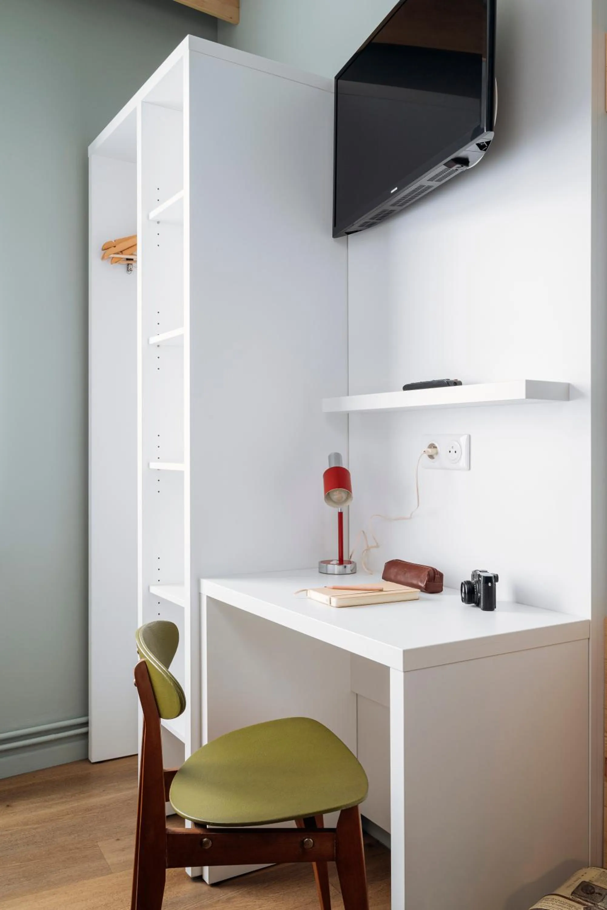 TV and multimedia, TV/Entertainment Center in Hôtel Calm Lille