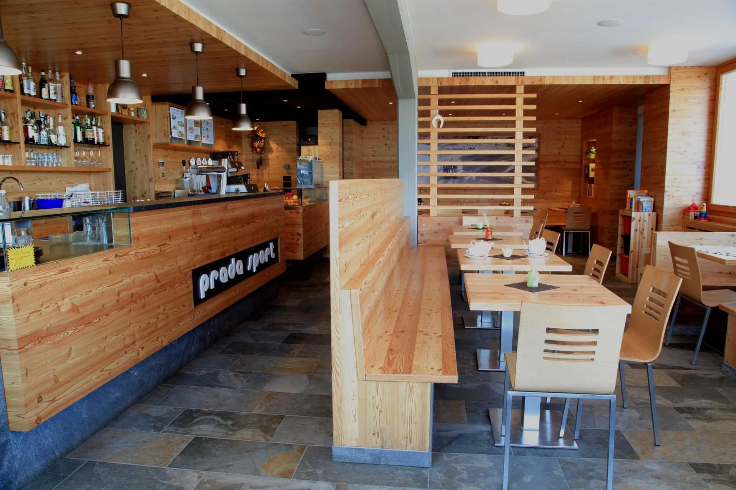 Restaurant/places to eat in Residence Prada