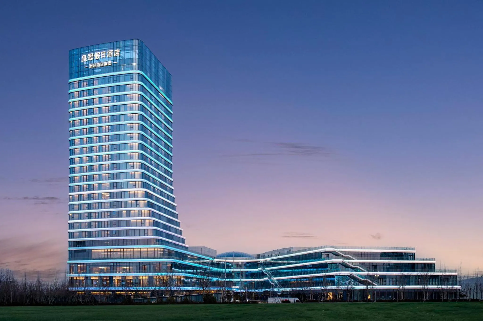 Property building in Crowne Plaza Linyi Olympic Sports Centre by IHG