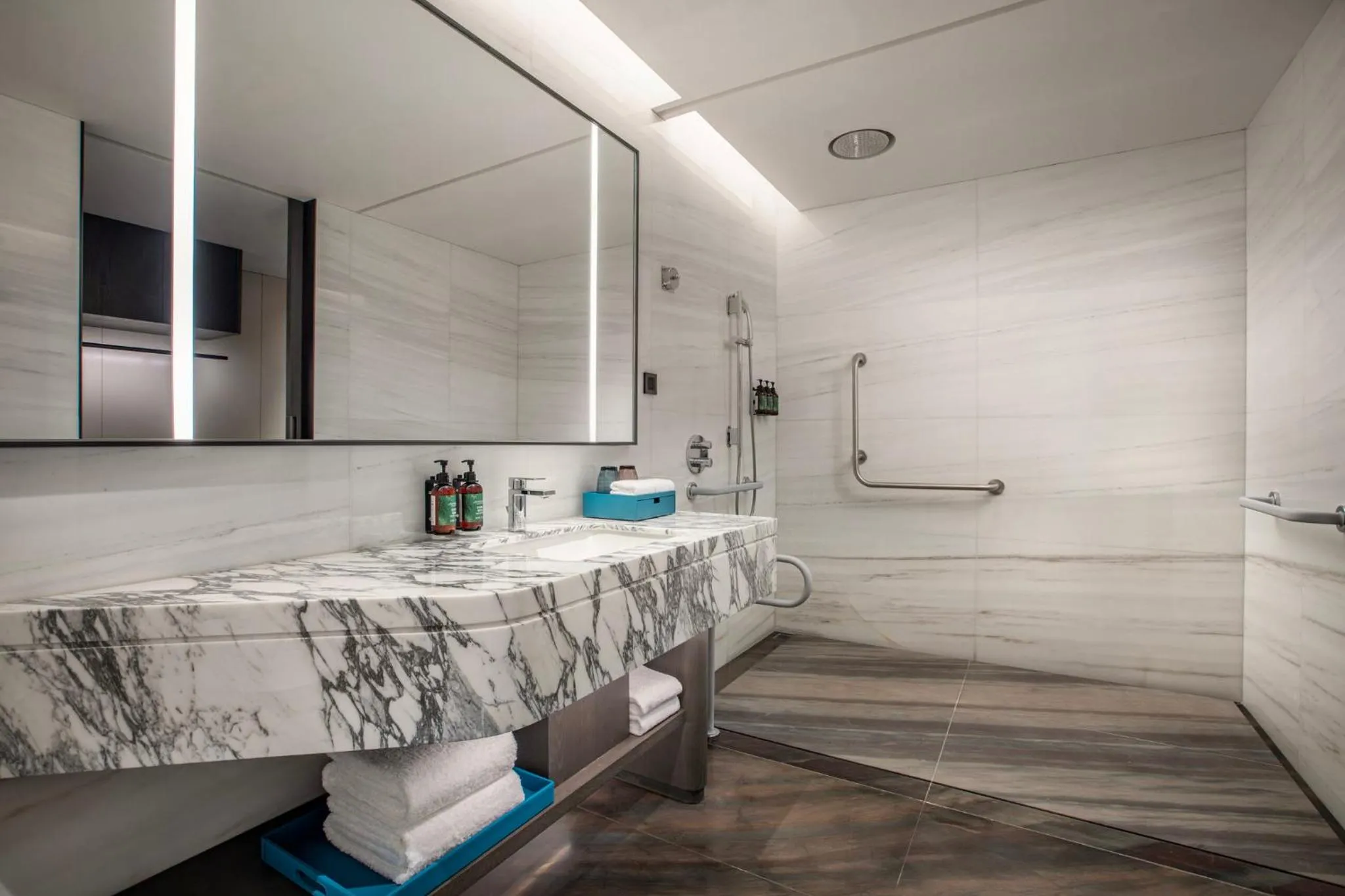 Photo of the whole room in Crowne Plaza Linyi Olympic Sports Centre by IHG