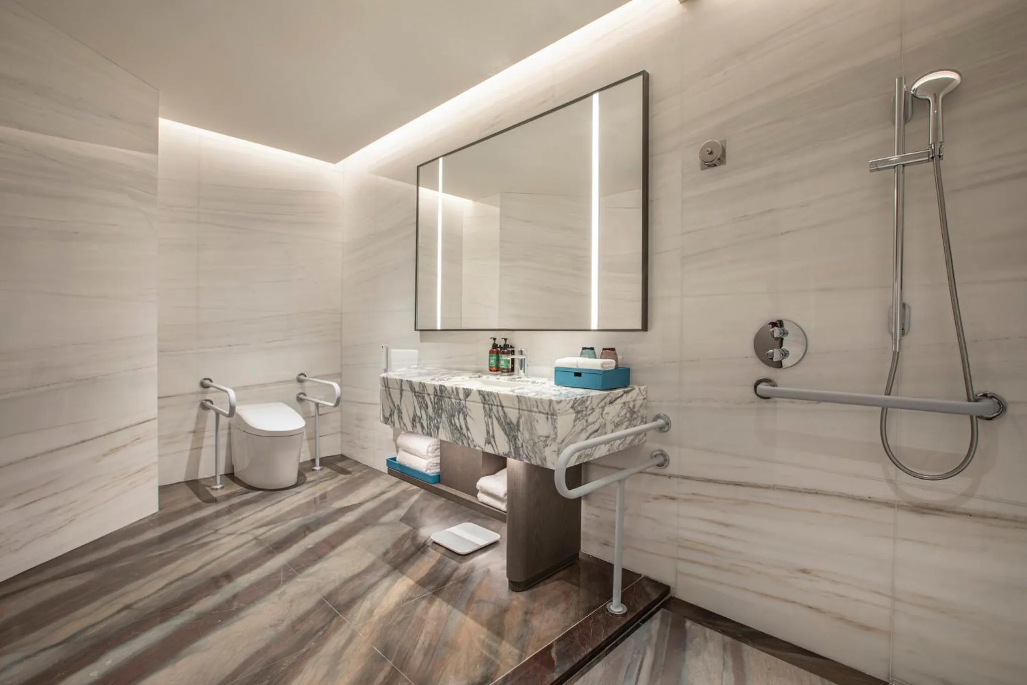 Photo of the whole room in Crowne Plaza Linyi Olympic Sports Centre by IHG