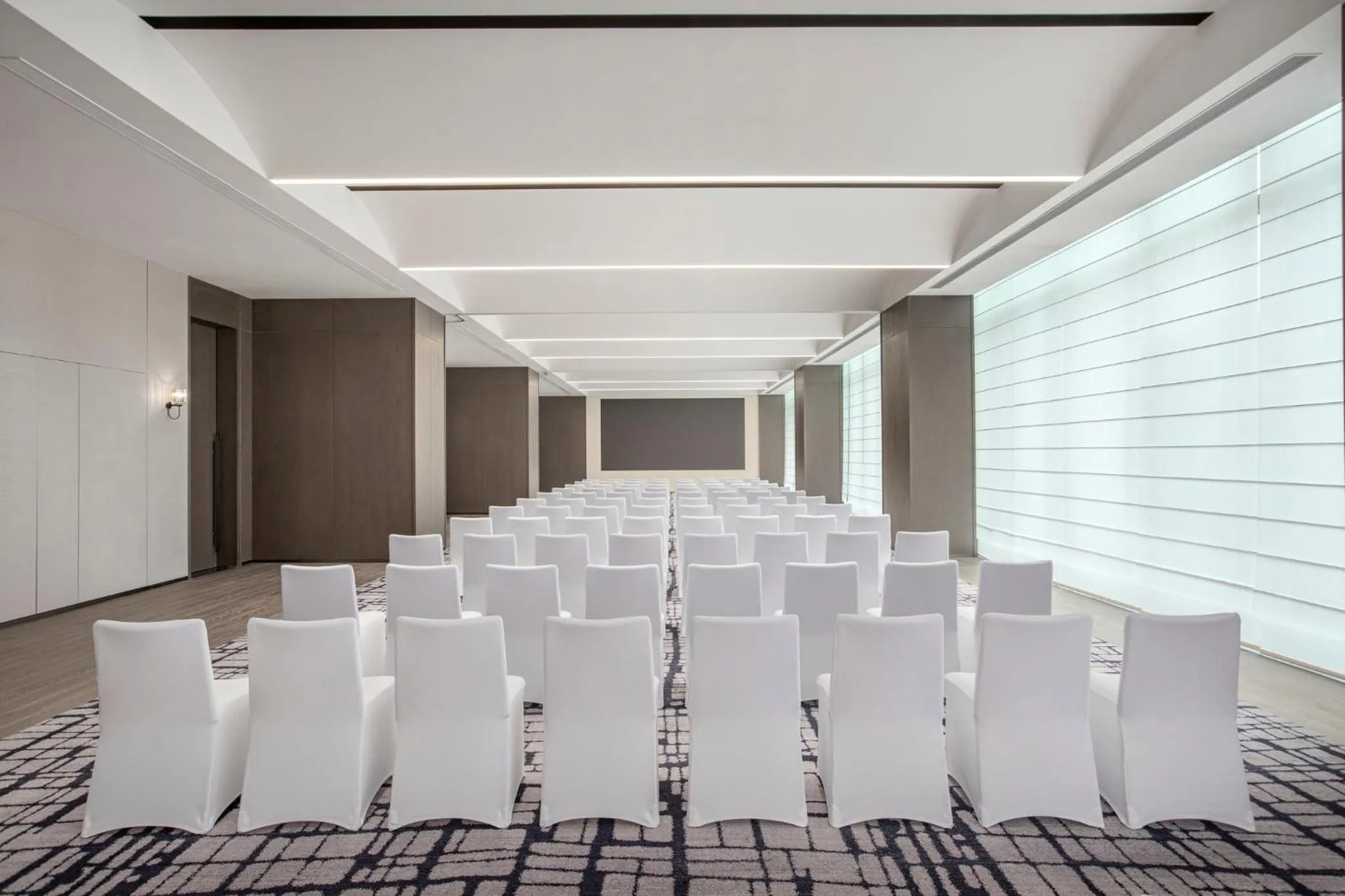 Meeting/conference room in Crowne Plaza Linyi Olympic Sports Centre by IHG