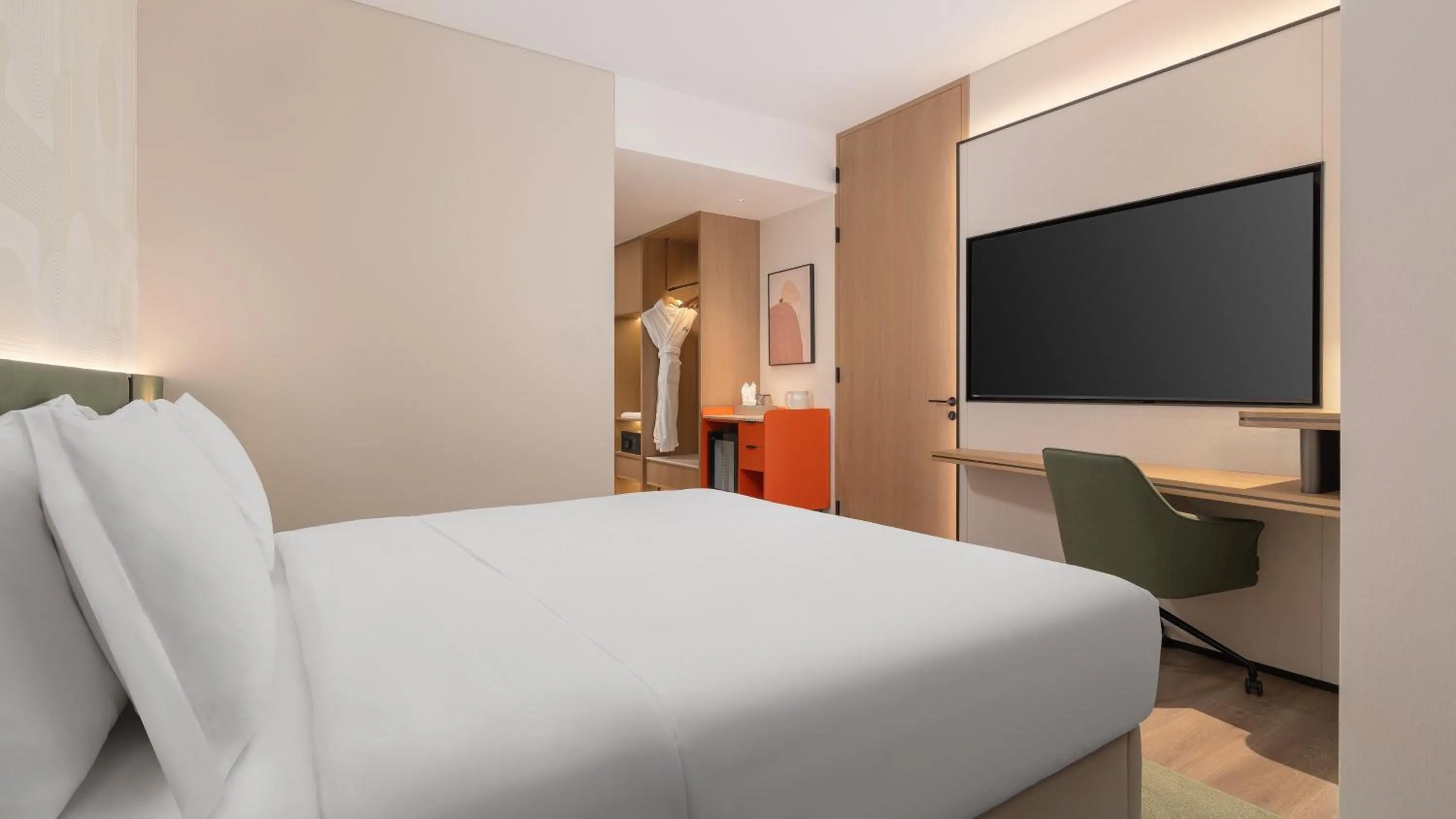 Photo of the whole room, Bed in EVEN Hotel Chengdu Phoenix Mountain by IHG