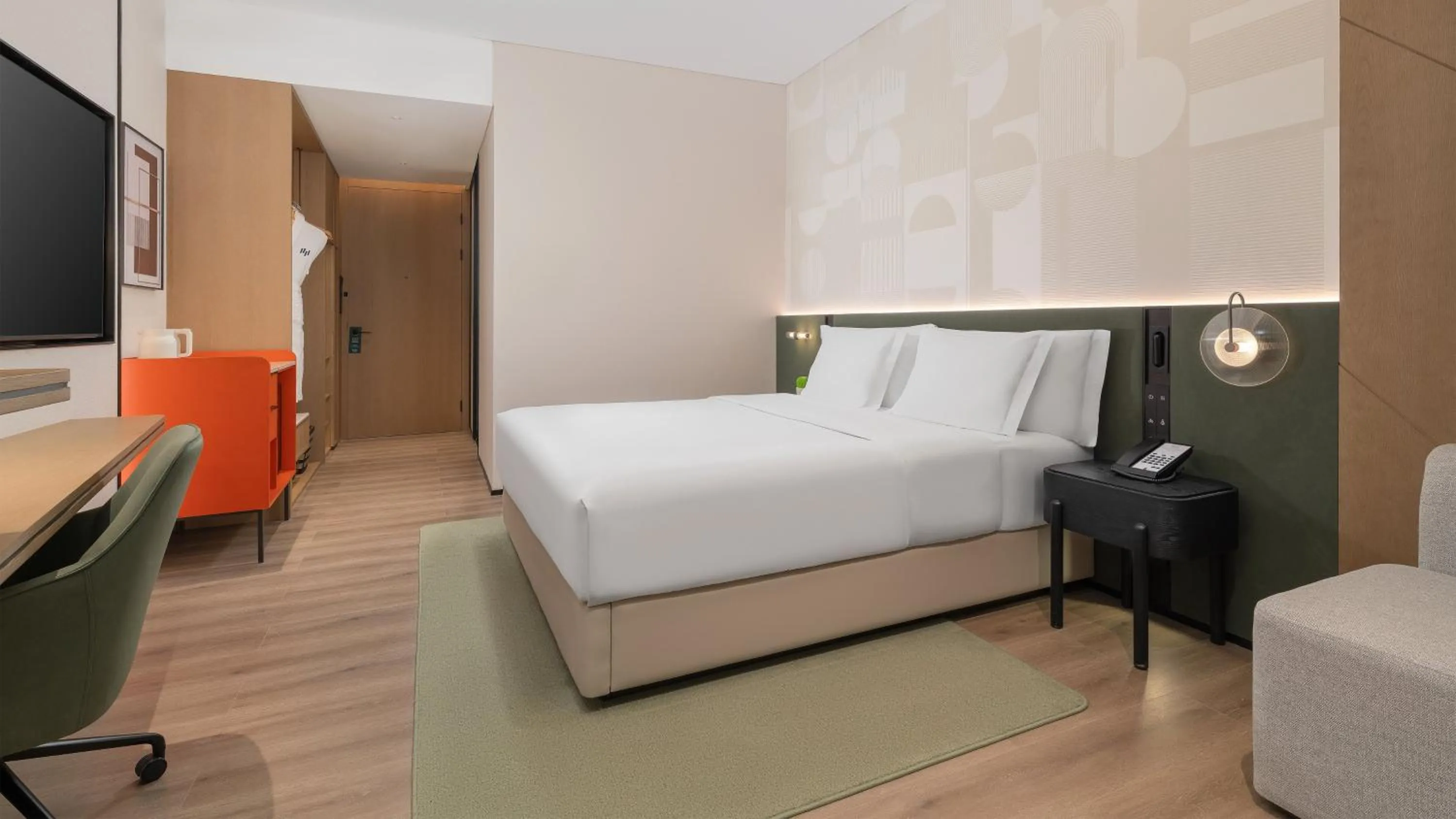 Photo of the whole room, Bed in EVEN Hotel Chengdu Phoenix Mountain by IHG