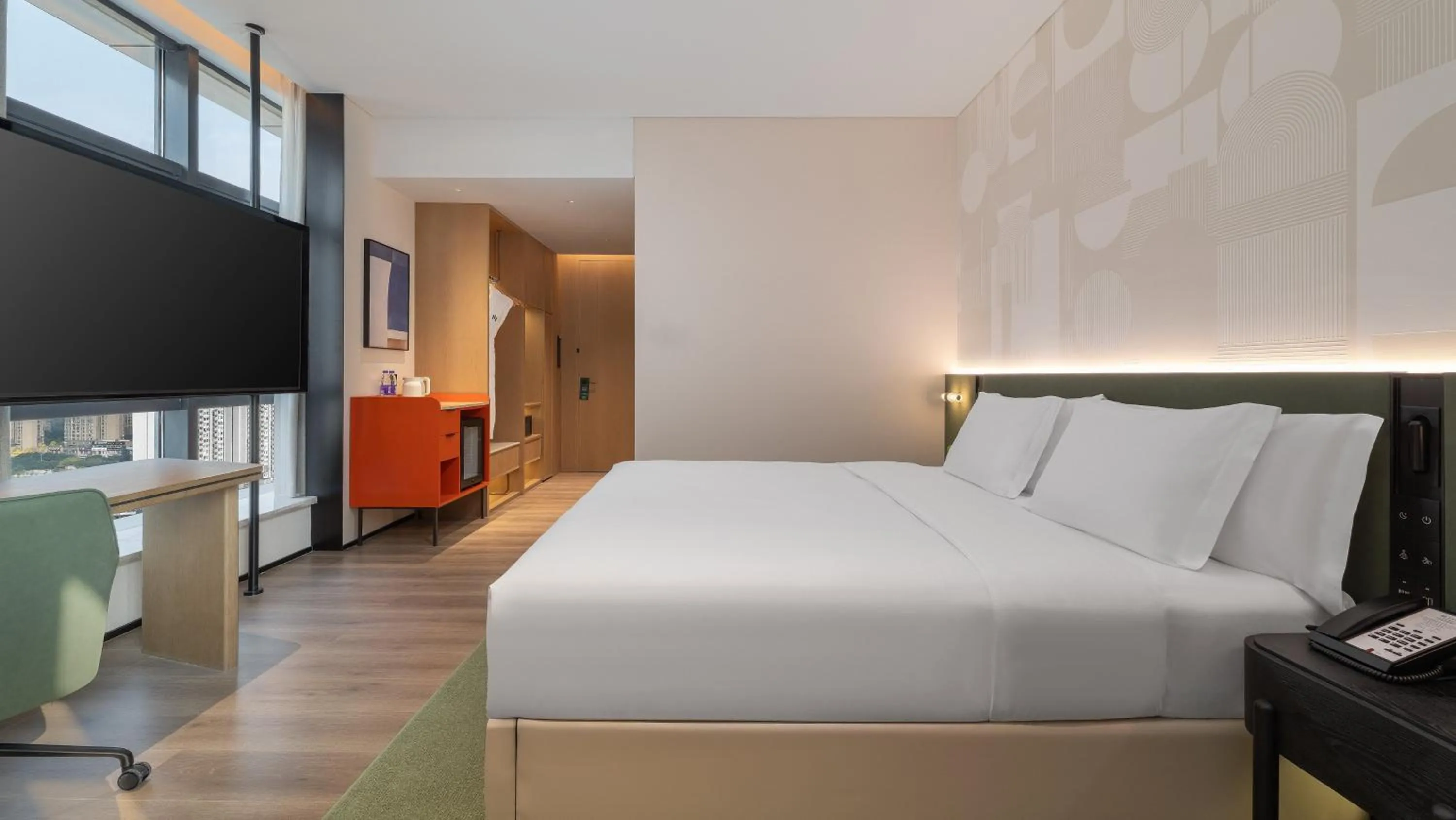 Photo of the whole room, Bed in EVEN Hotel Chengdu Phoenix Mountain by IHG