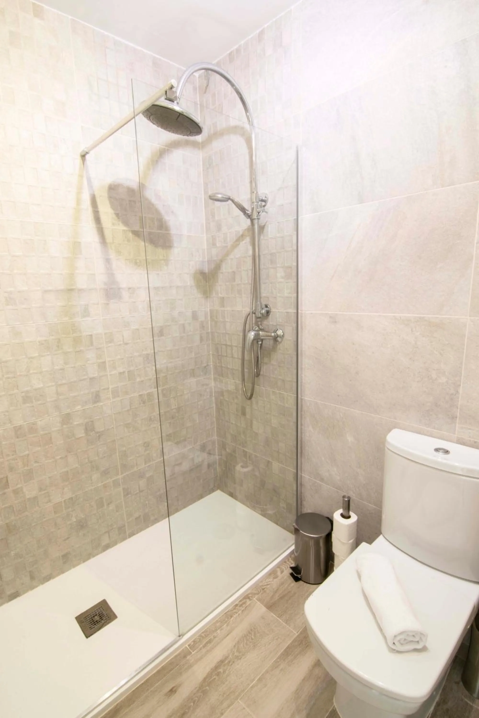 Shower in Letmalaga Economy Bishop Orchard